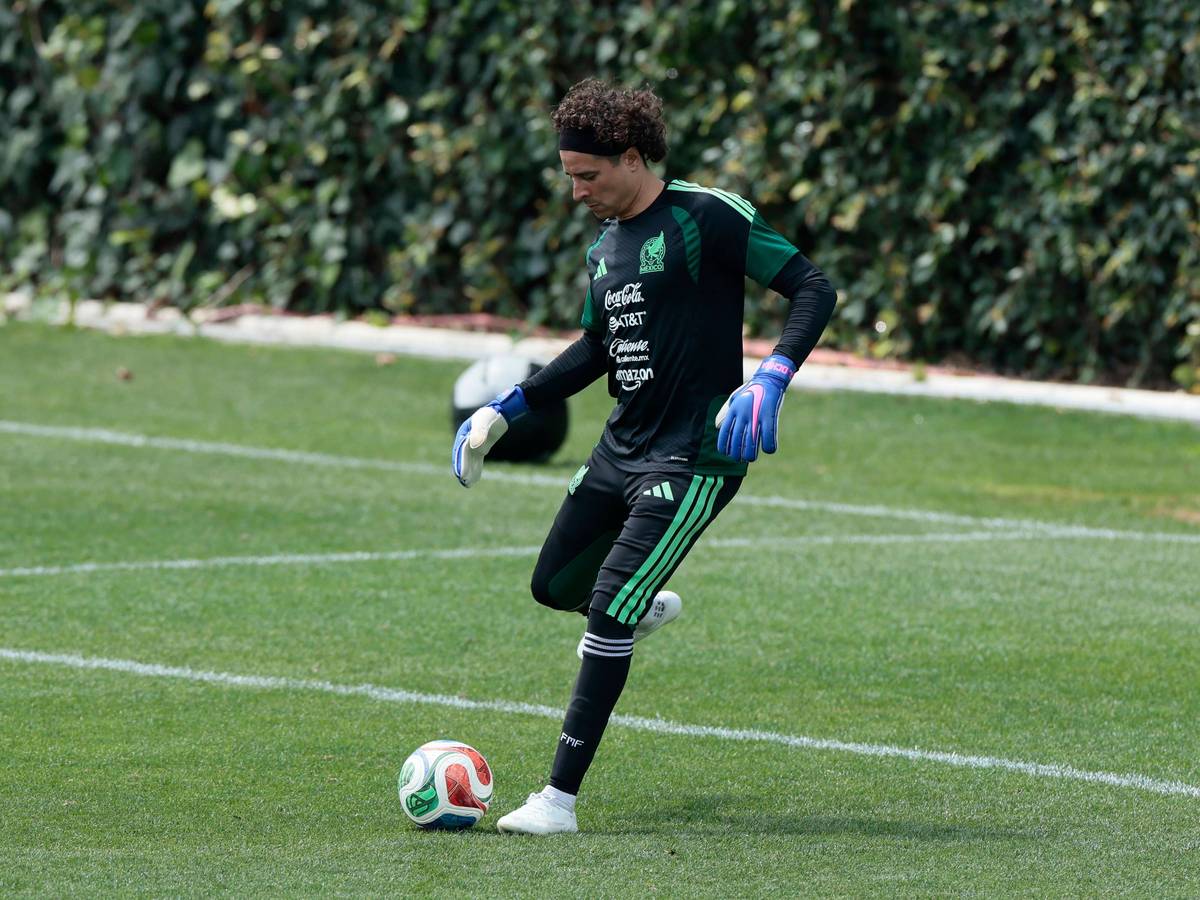 Guillermo Ochoa passt einen Ball im Training der mexikanischen Nationalmannschaft.