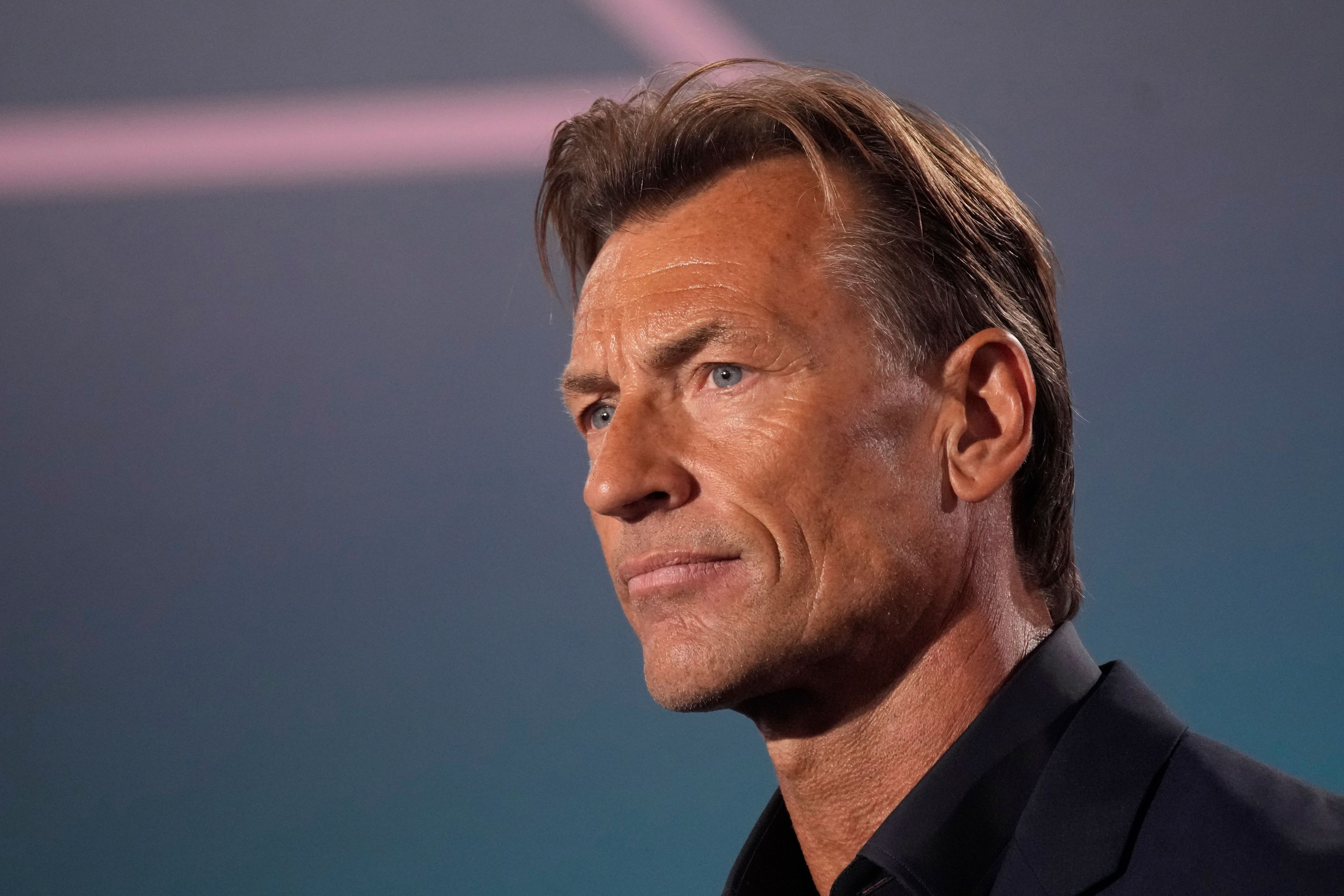 Hervé Renard schaut an der Kamera vorbei.