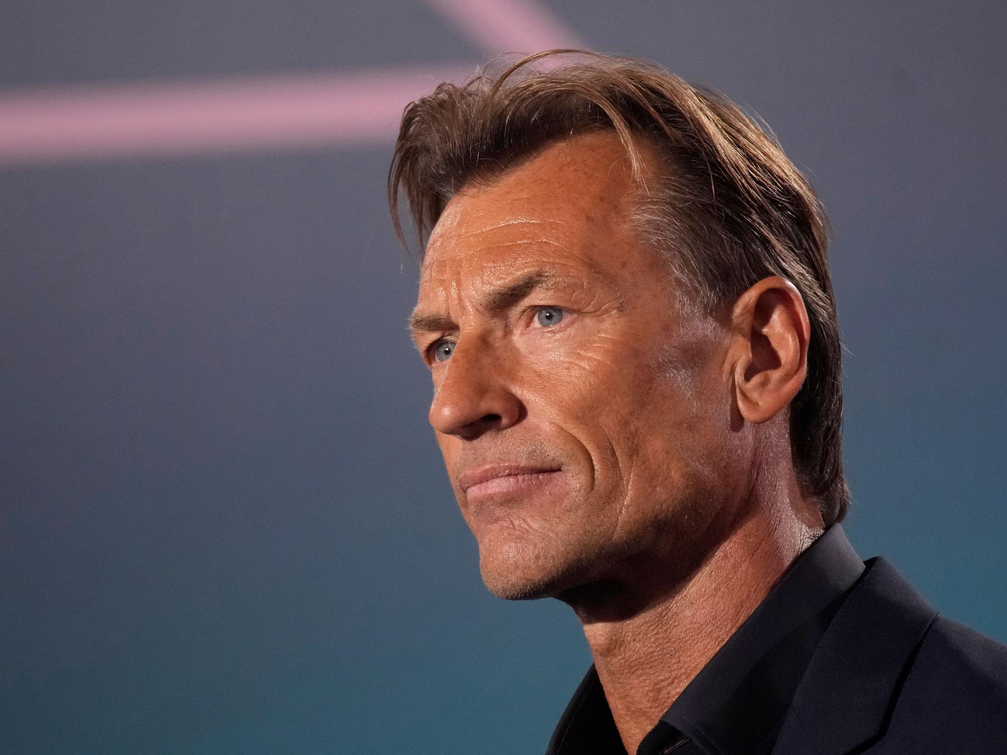 Hervé Renard schaut an der Kamera vorbei.