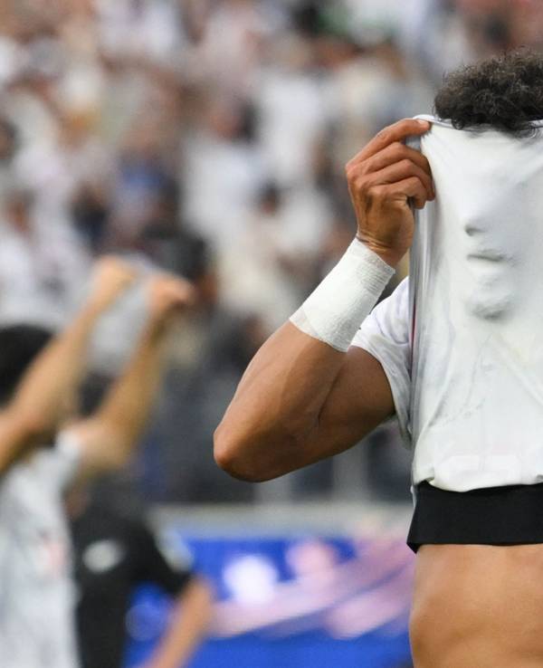 Iran-Verteidiger Ramin Rezaeian versteckt sein Gesicht beim Jubeln unter dem Trikot.