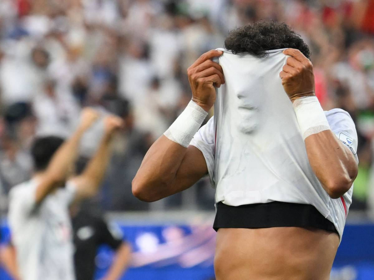 Iran-Verteidiger Ramin Rezaeian versteckt sein Gesicht beim Jubeln unter dem Trikot.
