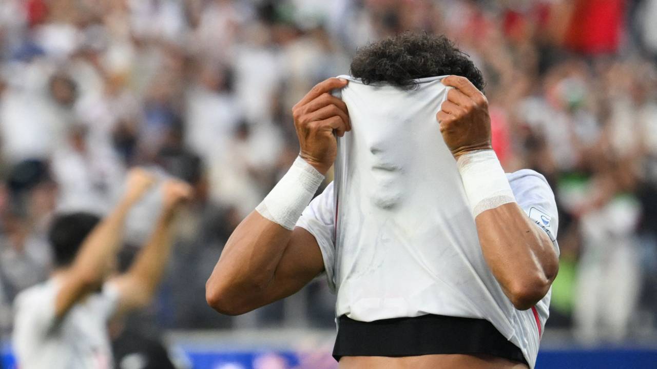 Iran-Verteidiger Ramin Rezaeian versteckt sein Gesicht beim Jubeln unter dem Trikot.