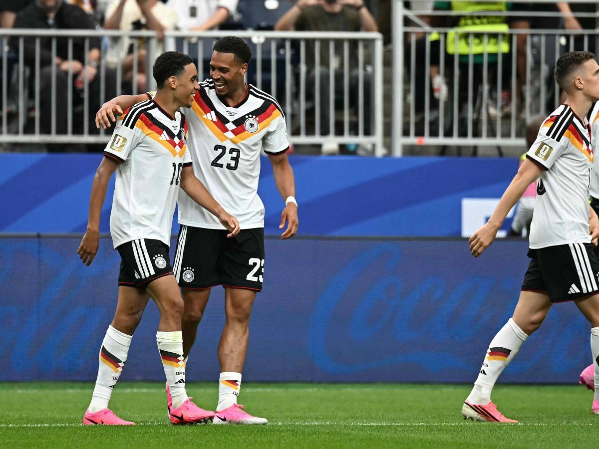 Jamal Musiala und Felix Nmecha jubeln gemeinsam.