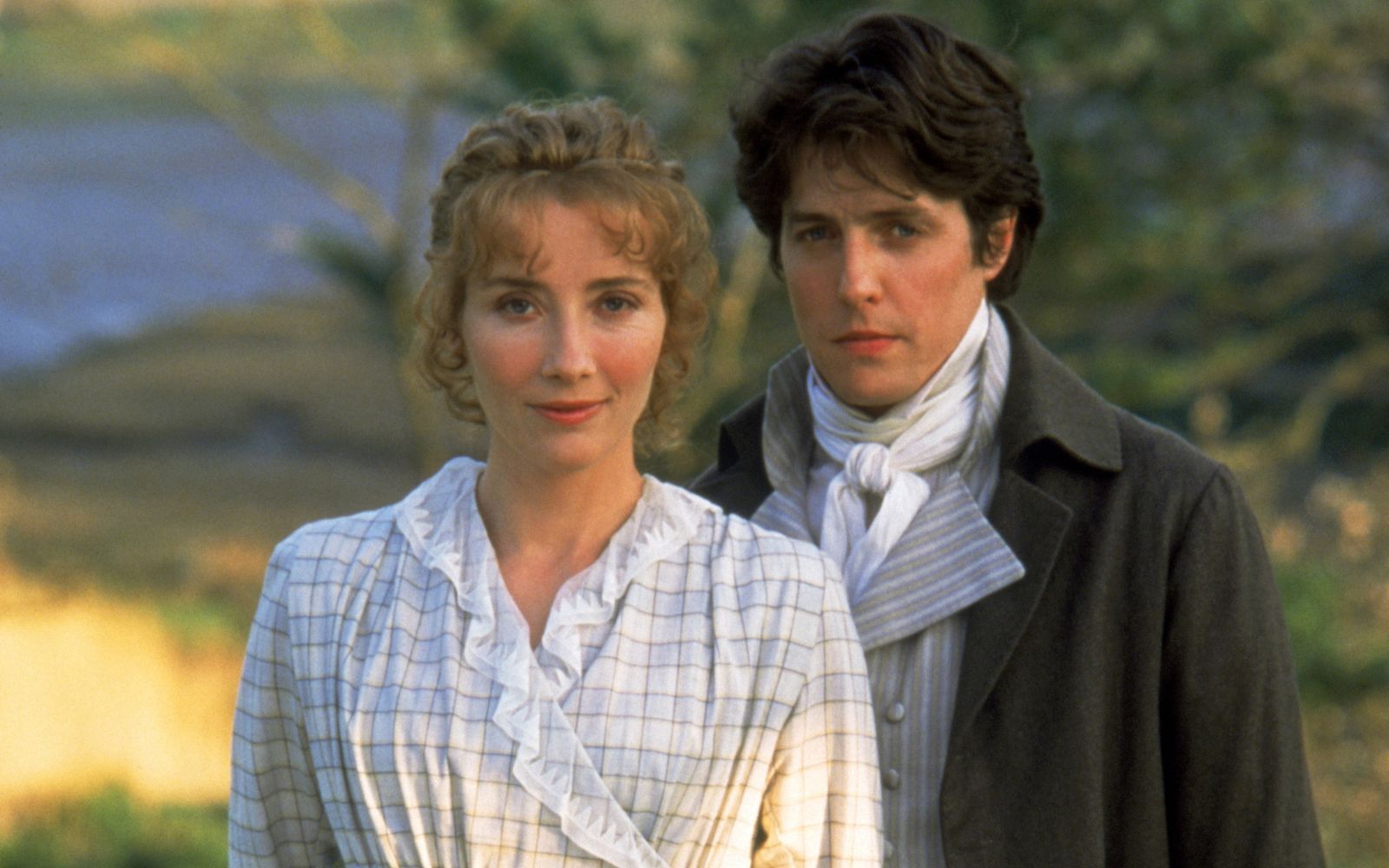 Der wohlhabende Edward Ferrars (Hugh Grant), ein Gentleman mit unbeholfenem Charme, liebt Elinor, die Älteste der drei Dashwood-Schwestern. Doch seine Mutter sieht in Elinor nicht die erwünschte reiche Schwiegertochter.  (Bild: ZDF/© 2014 Sony Pictures Television Inc.)