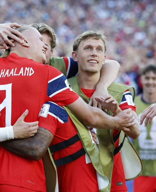 Norwegen-Spieler umarmen Erling Haaland nach dessen Tor.