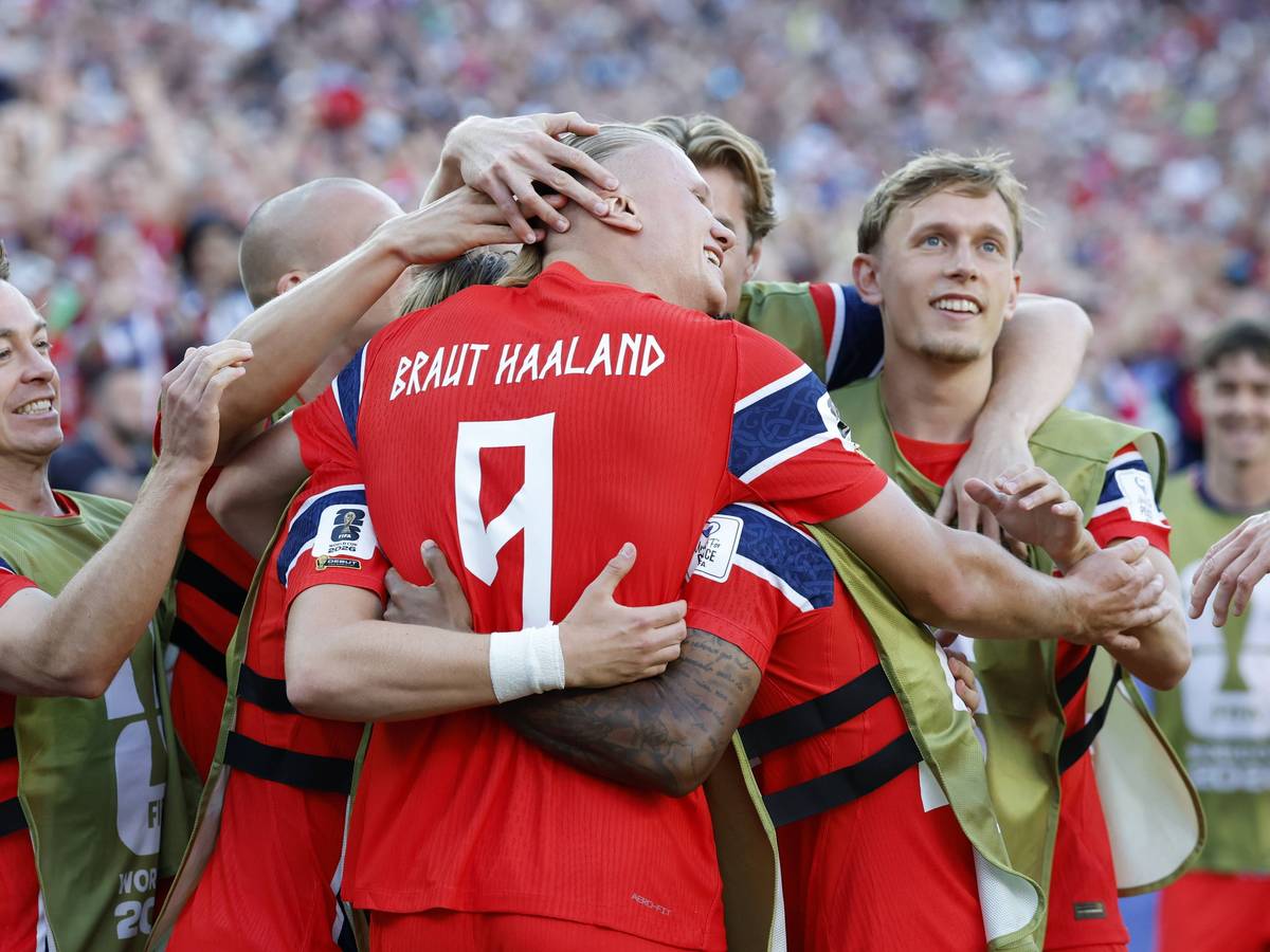 Norwegen-Spieler umarmen Erling Haaland nach dessen Tor.