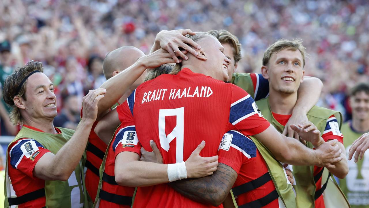 Norwegen-Spieler umarmen Erling Haaland nach dessen Tor.