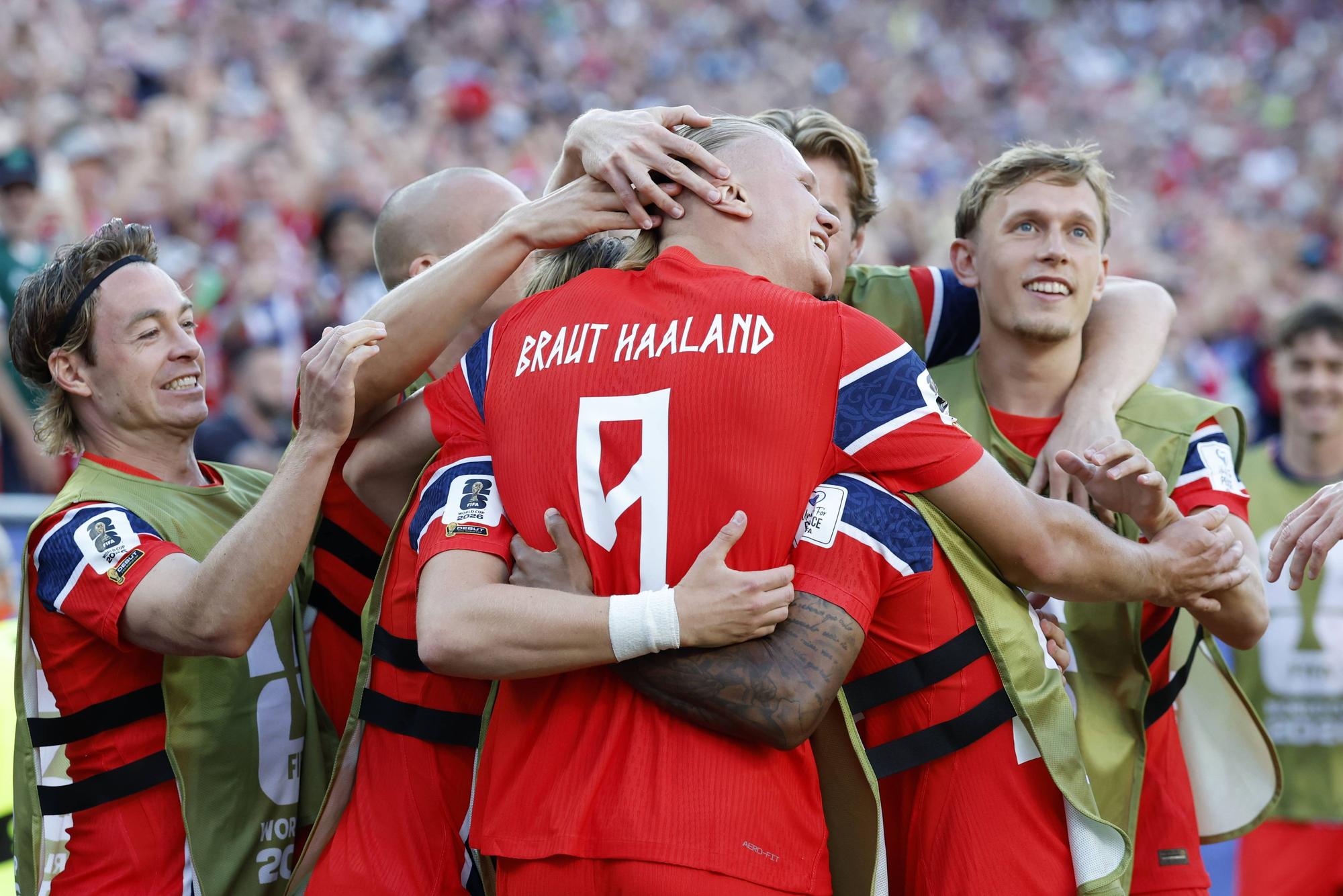 Norwegen-Spieler umarmen Erling Haaland nach dessen Tor.