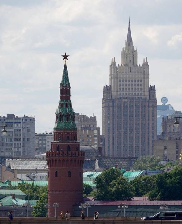 Moskau: Kremlturm und Außenministerium