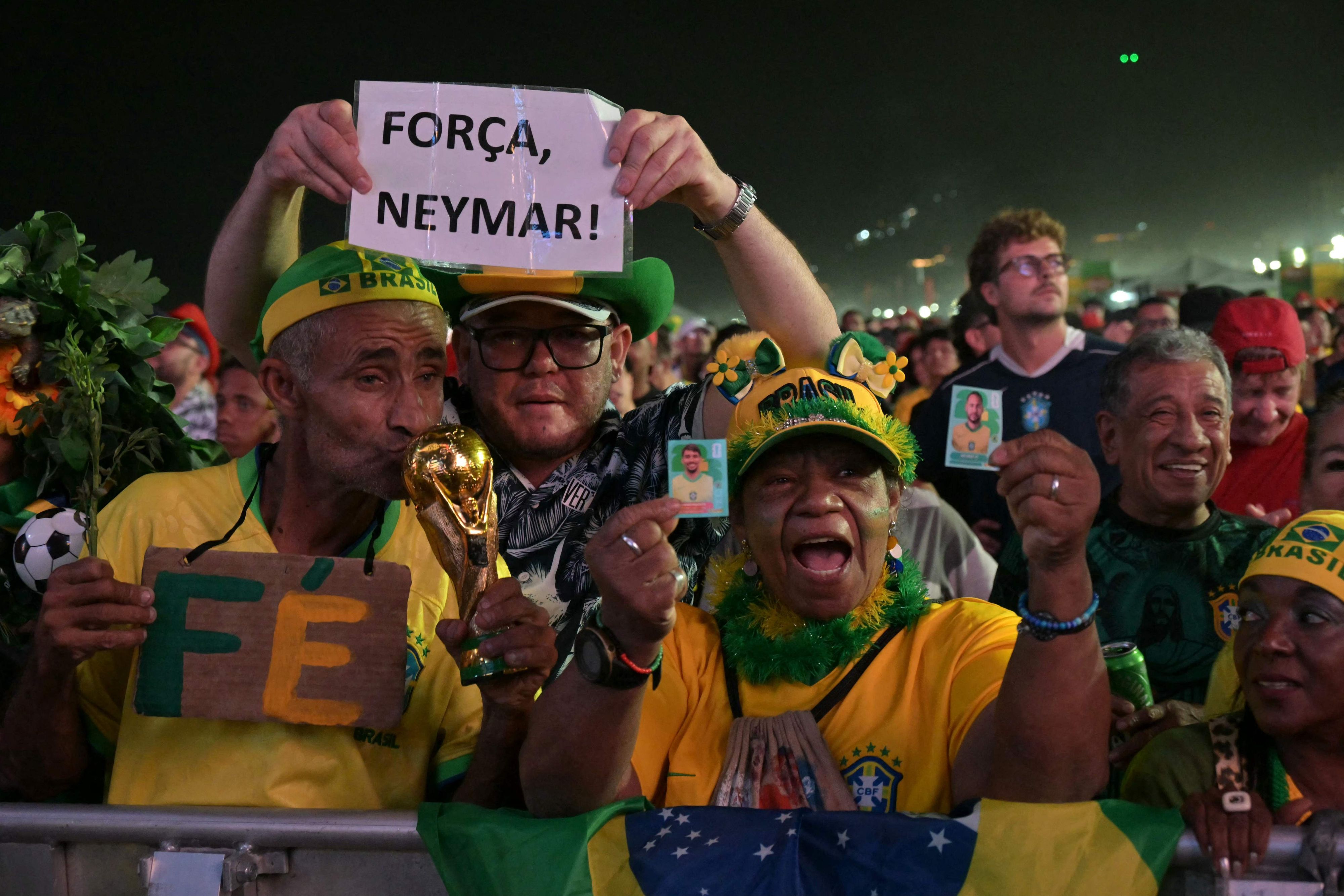 Begeisterte Fans mit Schild „Força, Neymar“.
