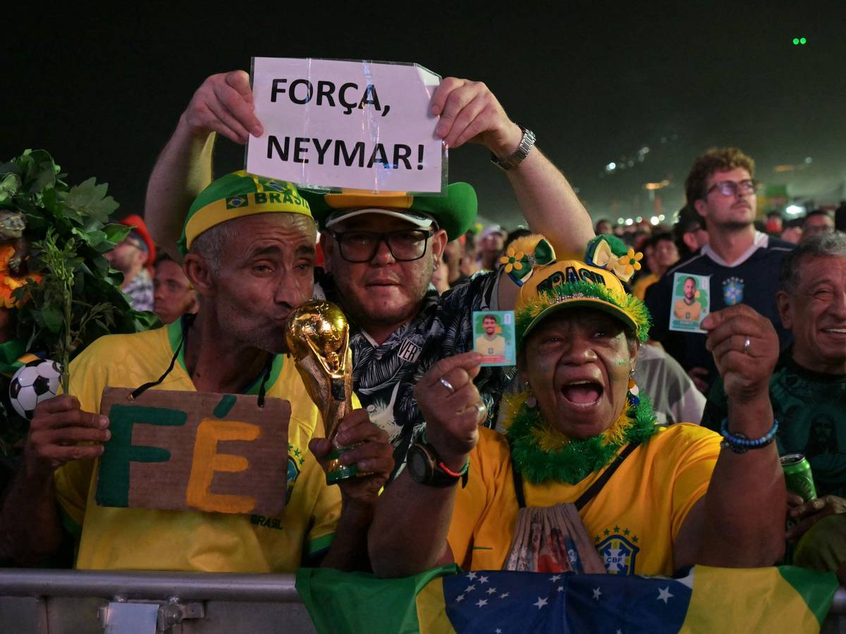 Begeisterte Fans mit Schild „Força, Neymar“.