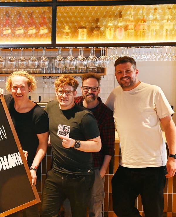 Kasalla posiert bei der Eröffnung des Brauhauses Marie & Johann.