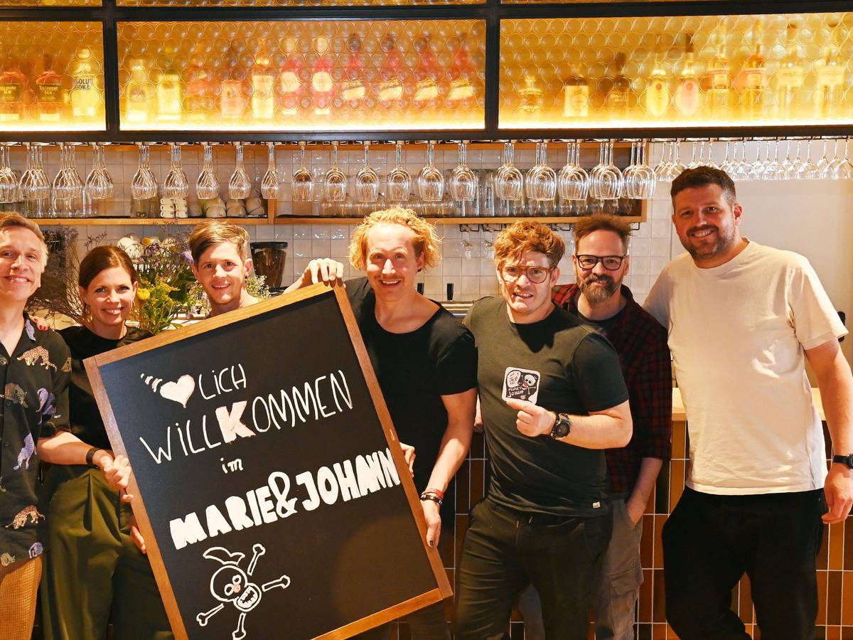 Kasalla posiert bei der Eröffnung des Brauhauses Marie & Johann.