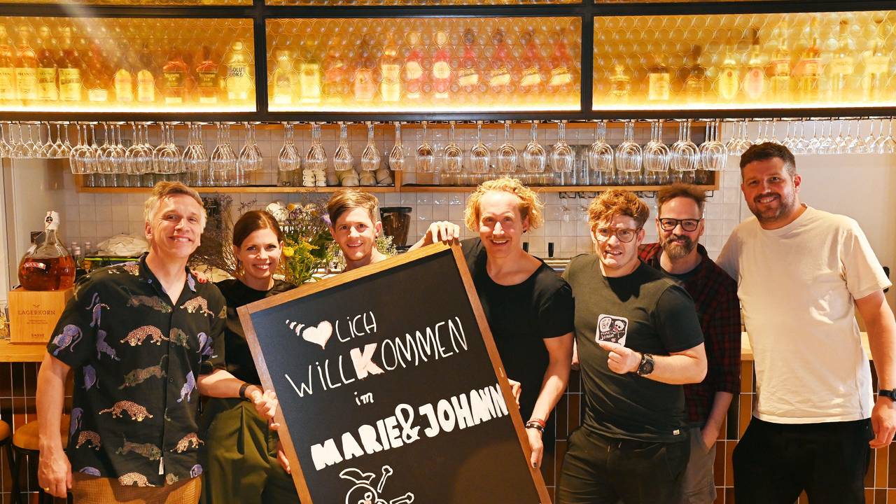 Kasalla posiert bei der Eröffnung des Brauhauses Marie & Johann.