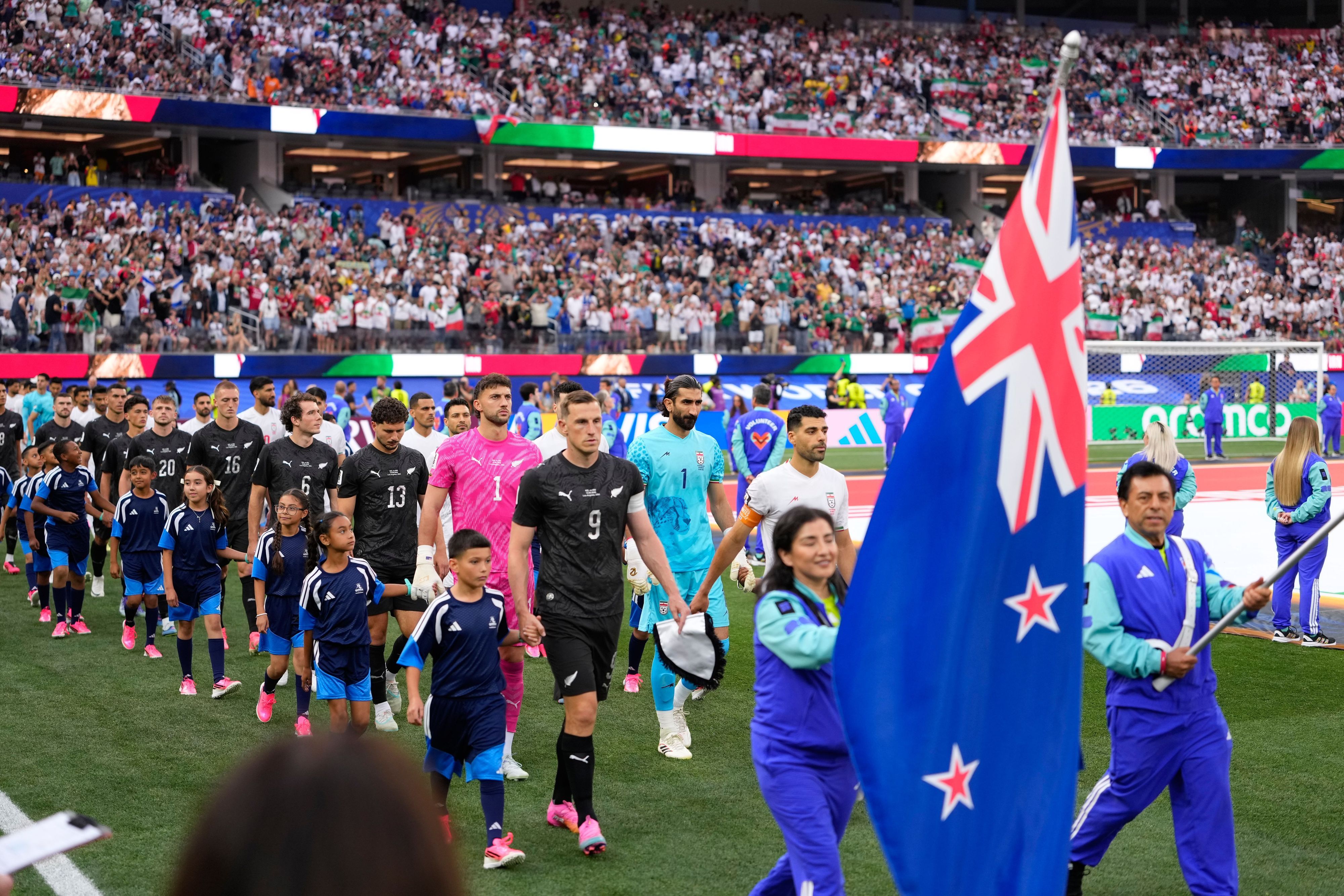 Einlauf bei der WM 2026 im Spiel Iran - Neuseeland.