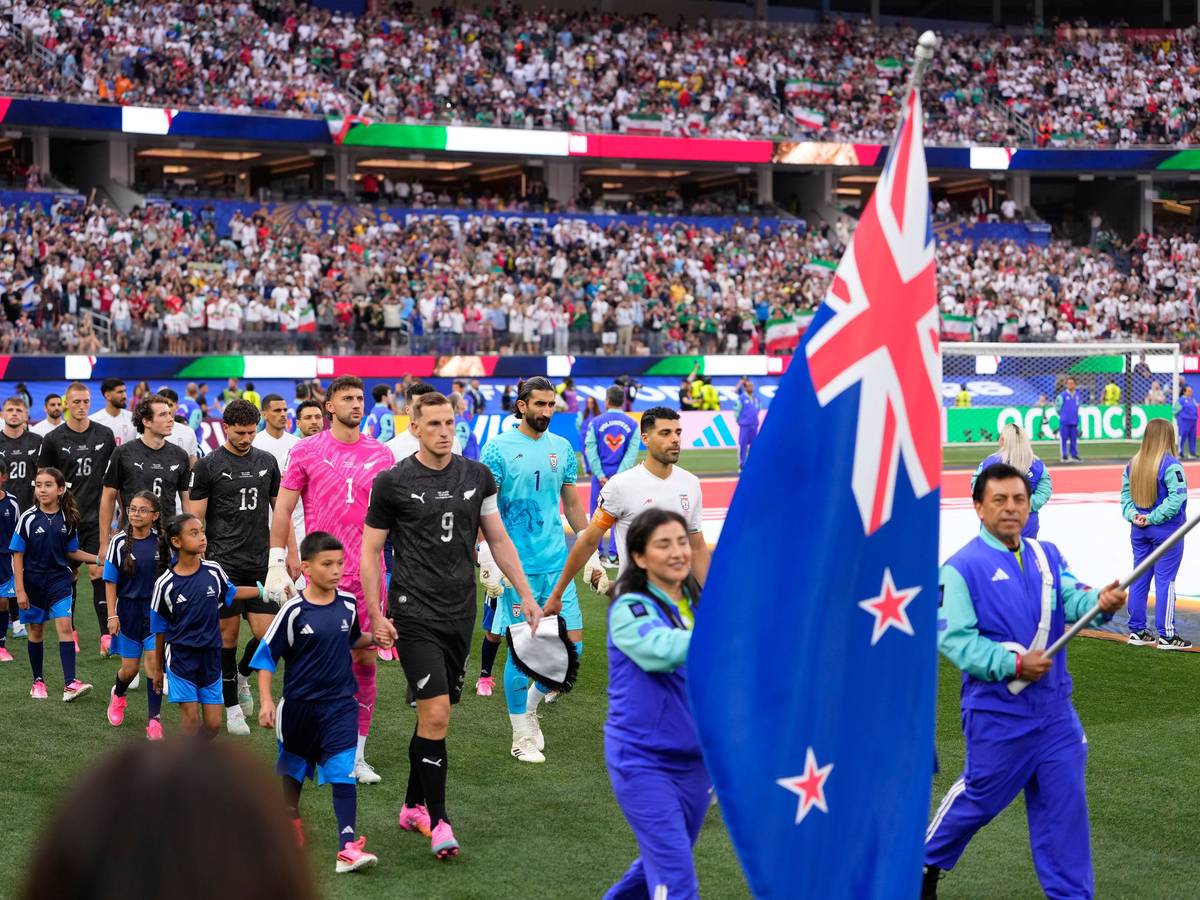 Einlauf bei der WM 2026 im Spiel Iran - Neuseeland.