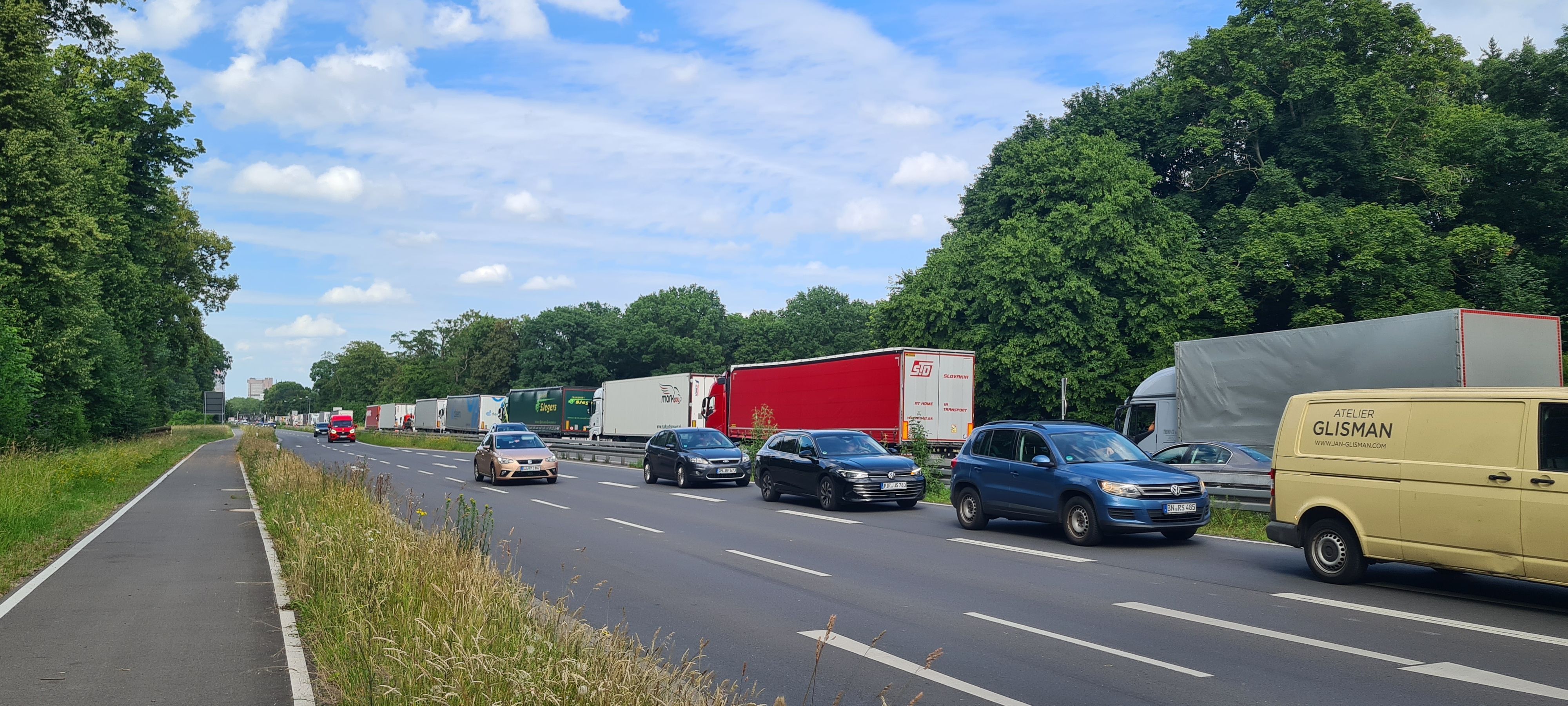 Lkw stauen sich auf einer Straße.