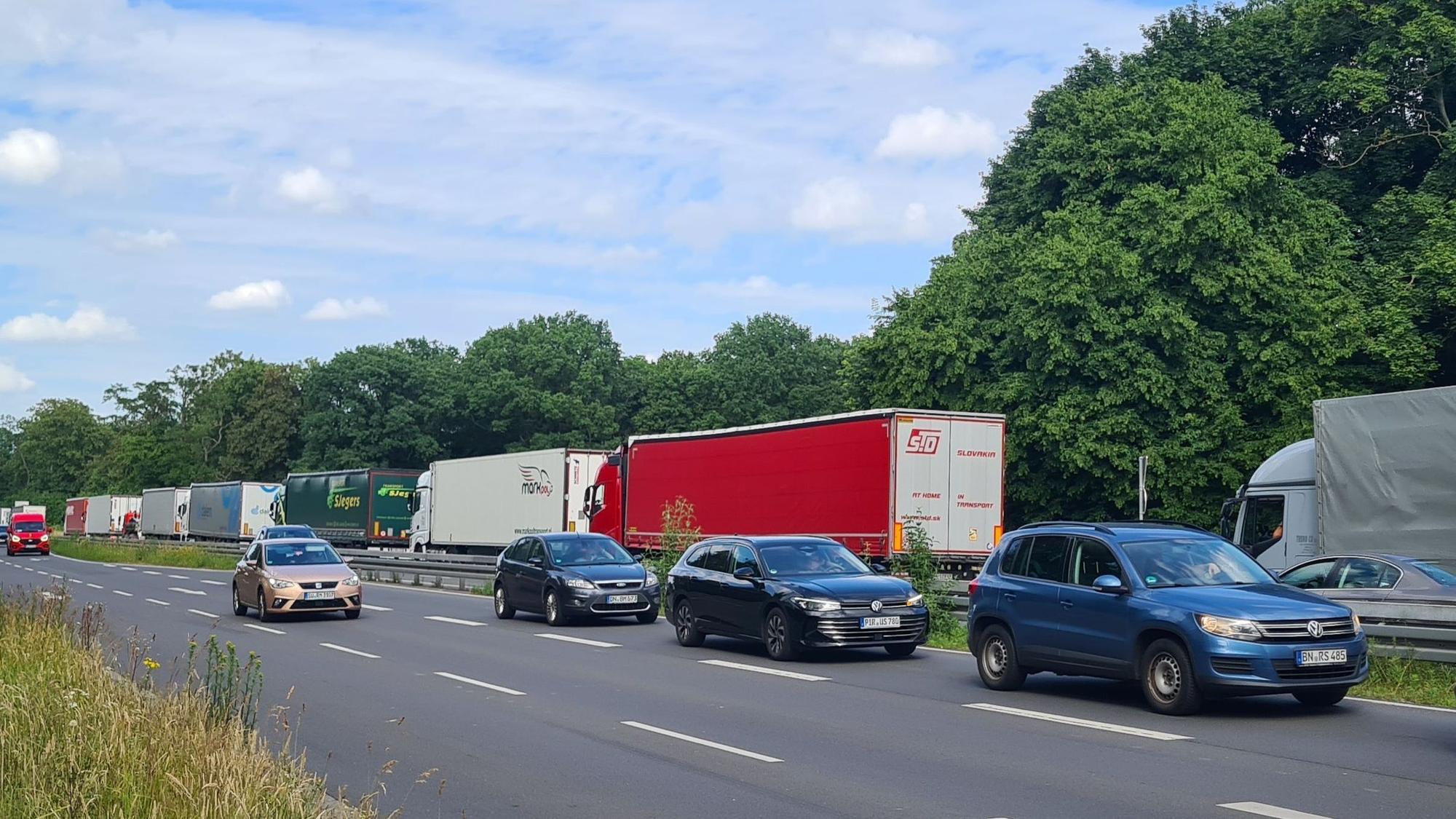 Lkw stauen sich auf einer Straße.