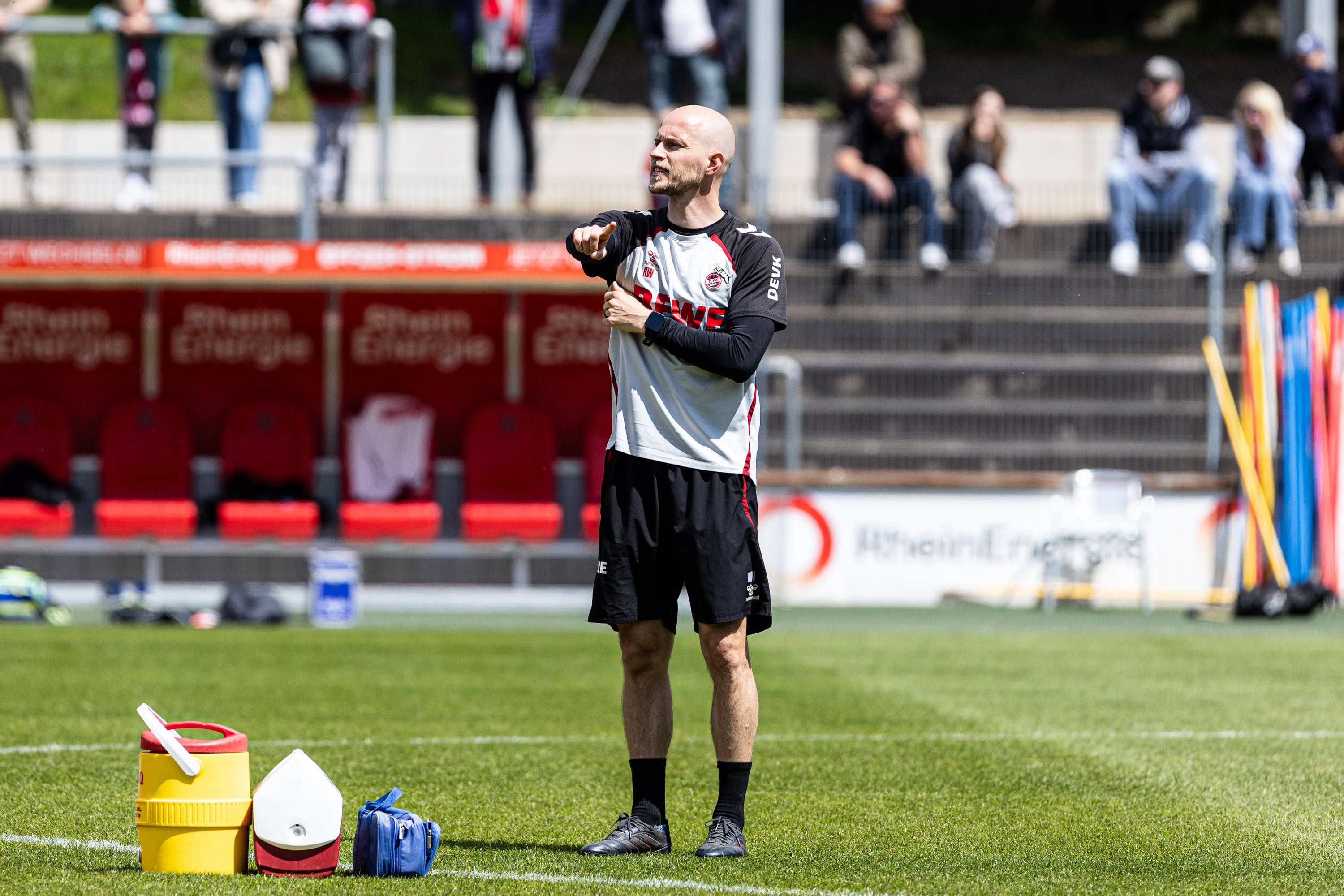 Abschlusstraining im Franz-Kremer-Stadion: René Wagner, Cheftrainer des 1. FC Köln