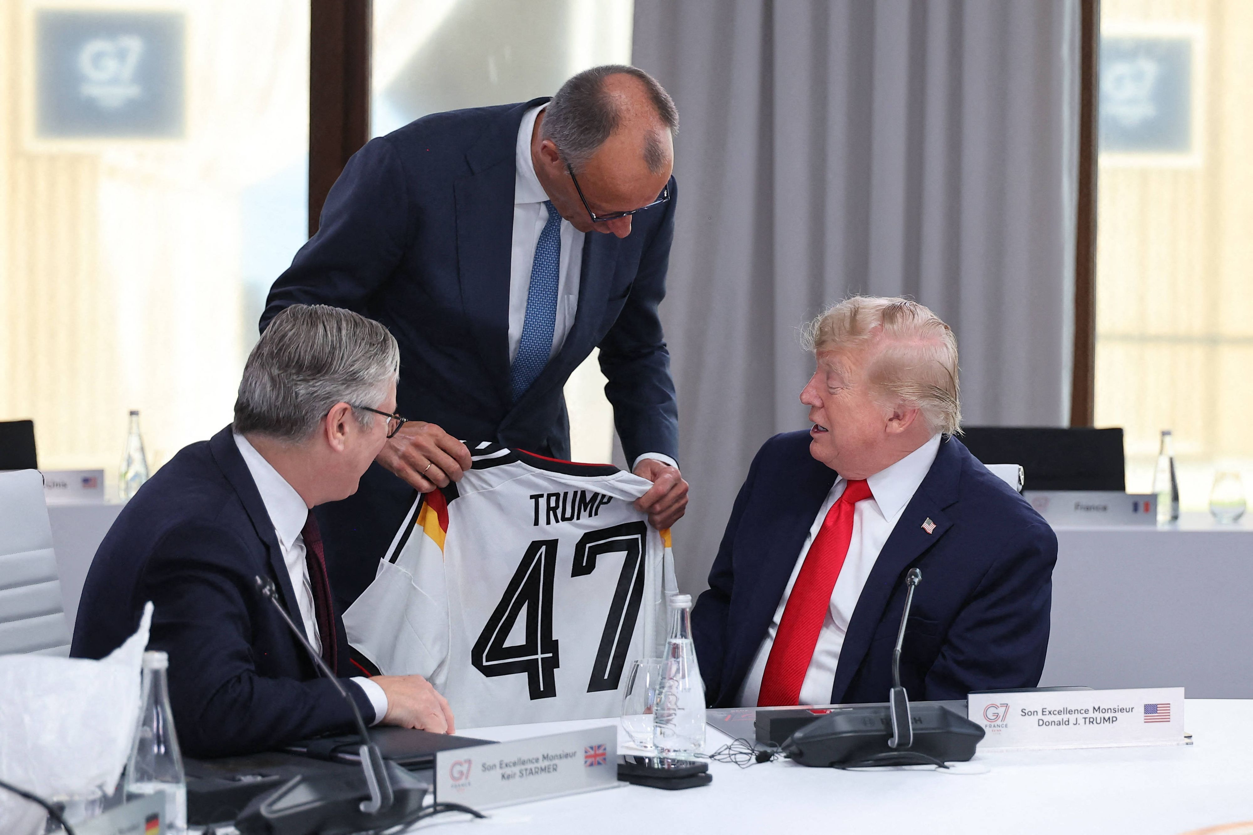 Trikotübergabe beim G7-Gipfel: Friedrich Merz überreicht Donald Trump ein DFB-Trikot.