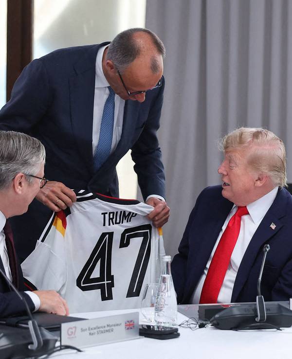 Trikotübergabe beim G7-Gipfel: Friedrich Merz überreicht Donald Trump ein DFB-Trikot.