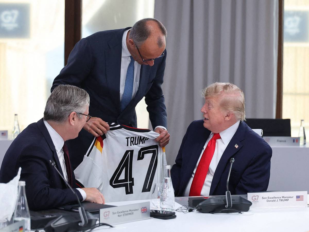 Trikotübergabe beim G7-Gipfel: Friedrich Merz überreicht Donald Trump ein DFB-Trikot.