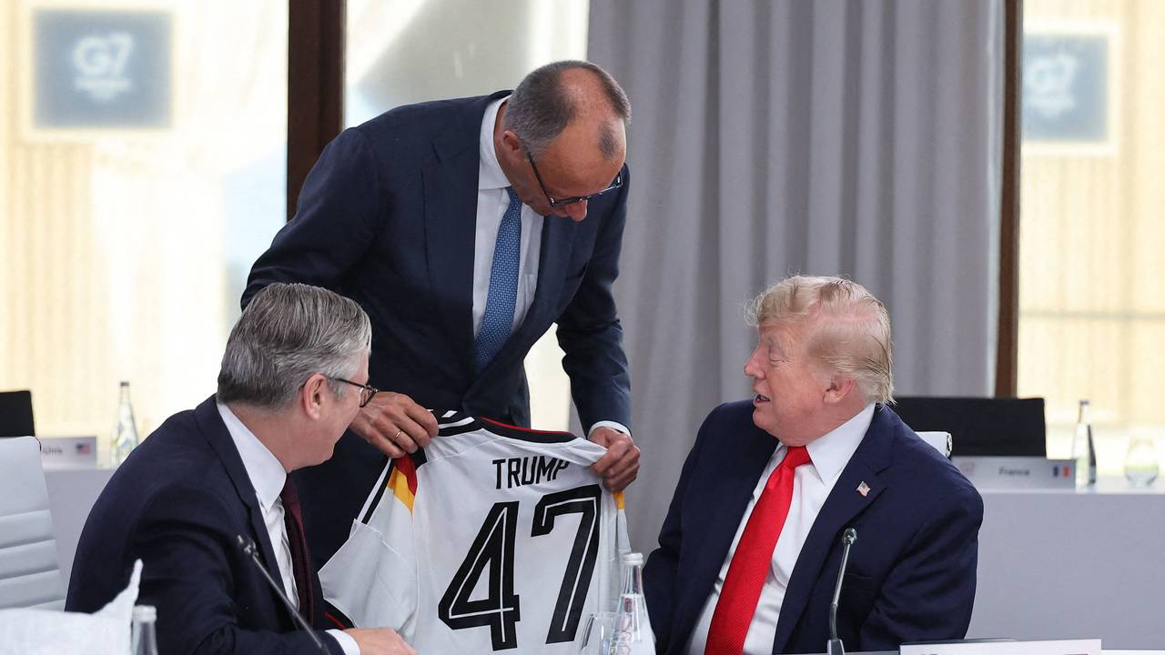 Trikotübergabe beim G7-Gipfel: Friedrich Merz überreicht Donald Trump ein DFB-Trikot.