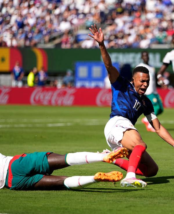 Sadio Mané grätscht Kylian Mbappé im Strafraum um.