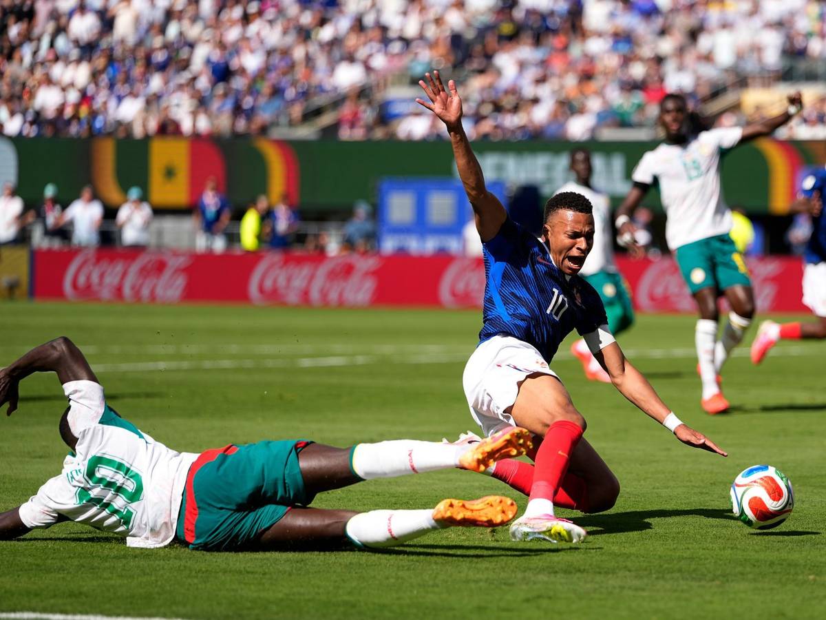 Sadio Mané grätscht Kylian Mbappé im Strafraum um.