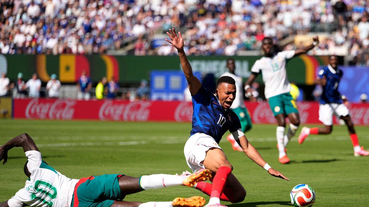 Sadio Mané grätscht Kylian Mbappé im Strafraum um.
