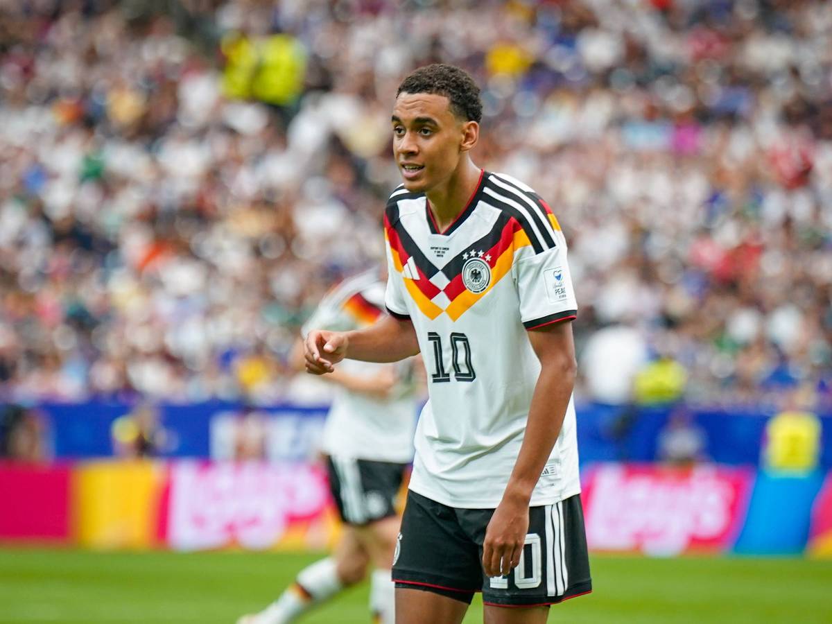 Jamal Musiala steht während eines Spiels auf dem Platz.