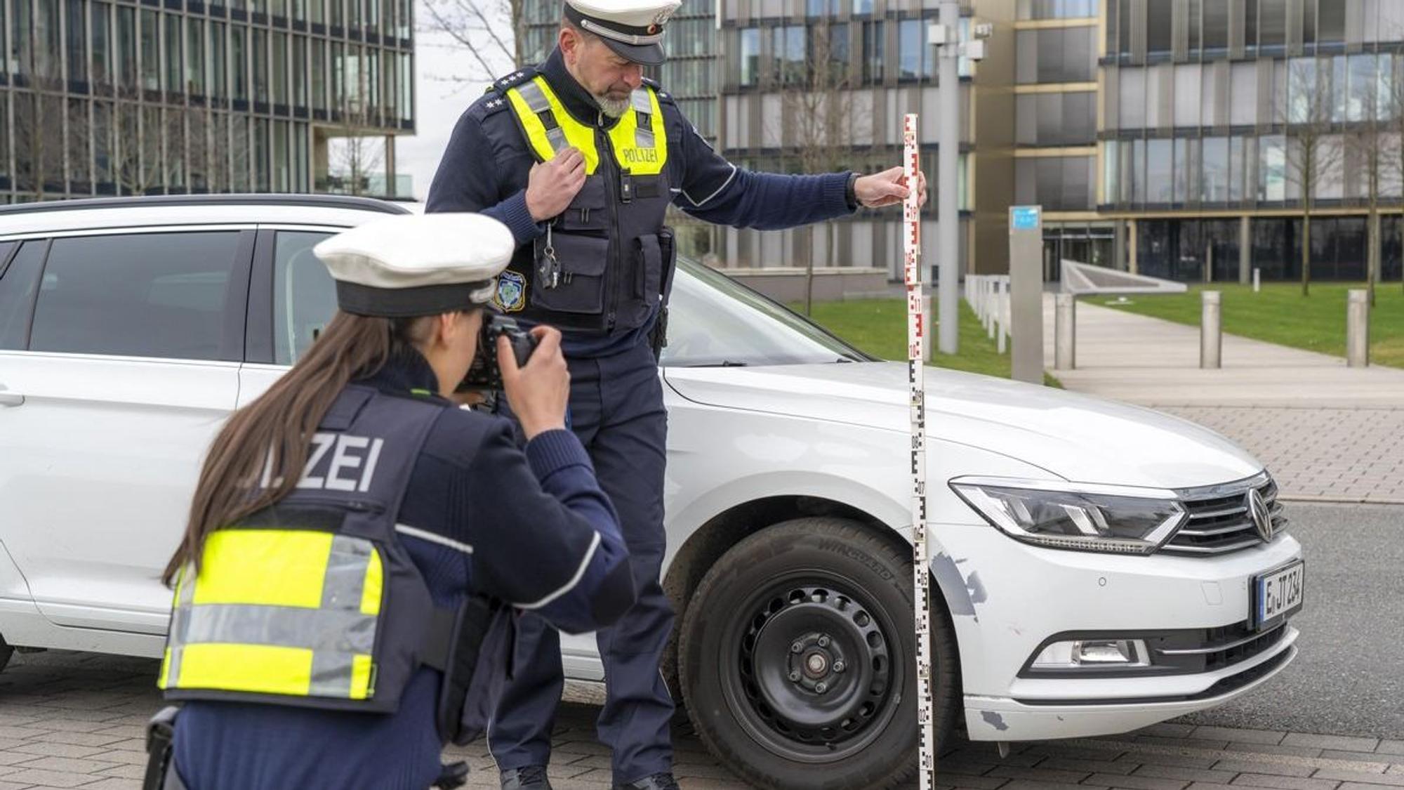 Ein von der Polizei sichergestelltes, beschädigtes Auto (Symbolfoto).