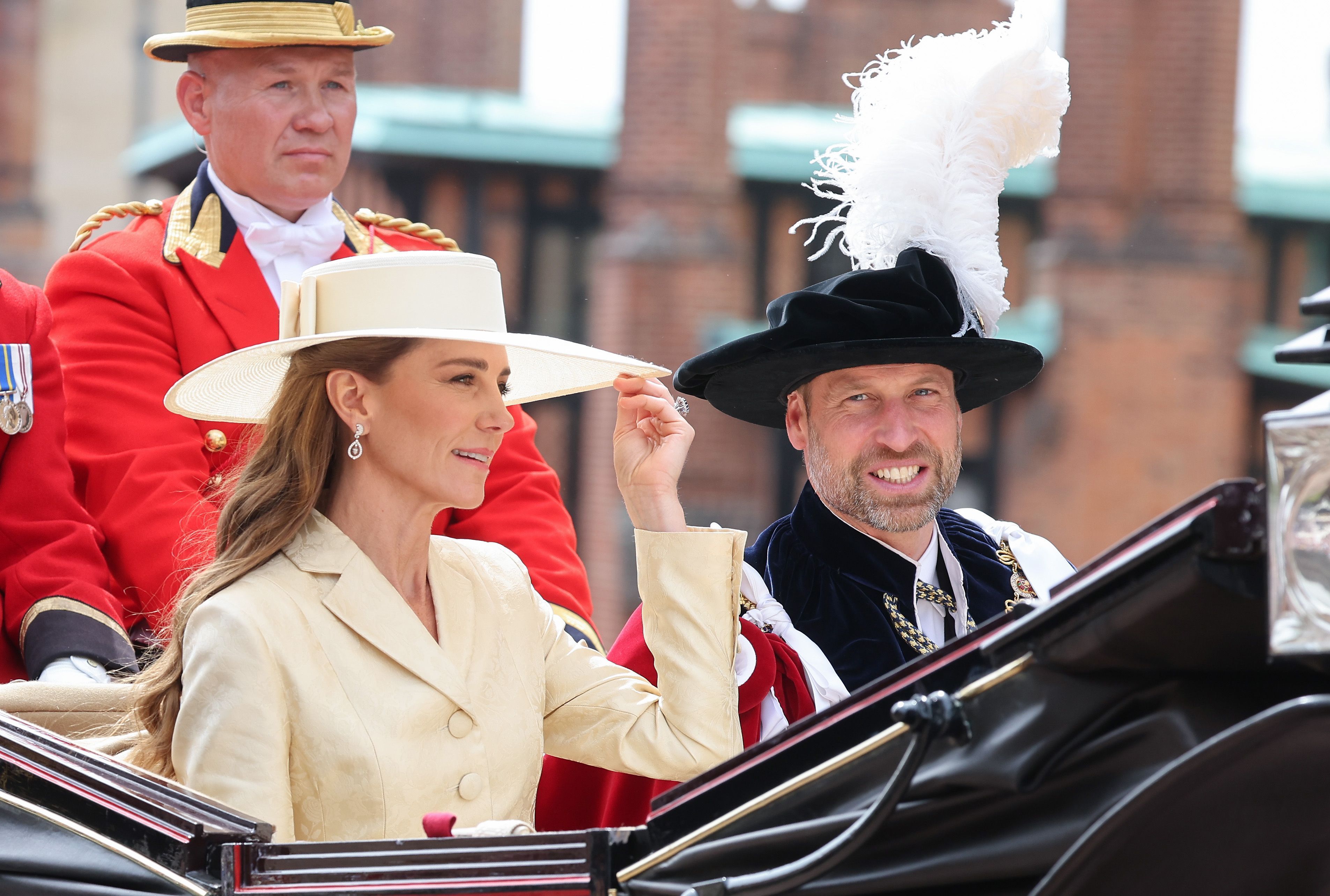 Prinzessin Kate und Prinz William sitzen in der Kutsche.