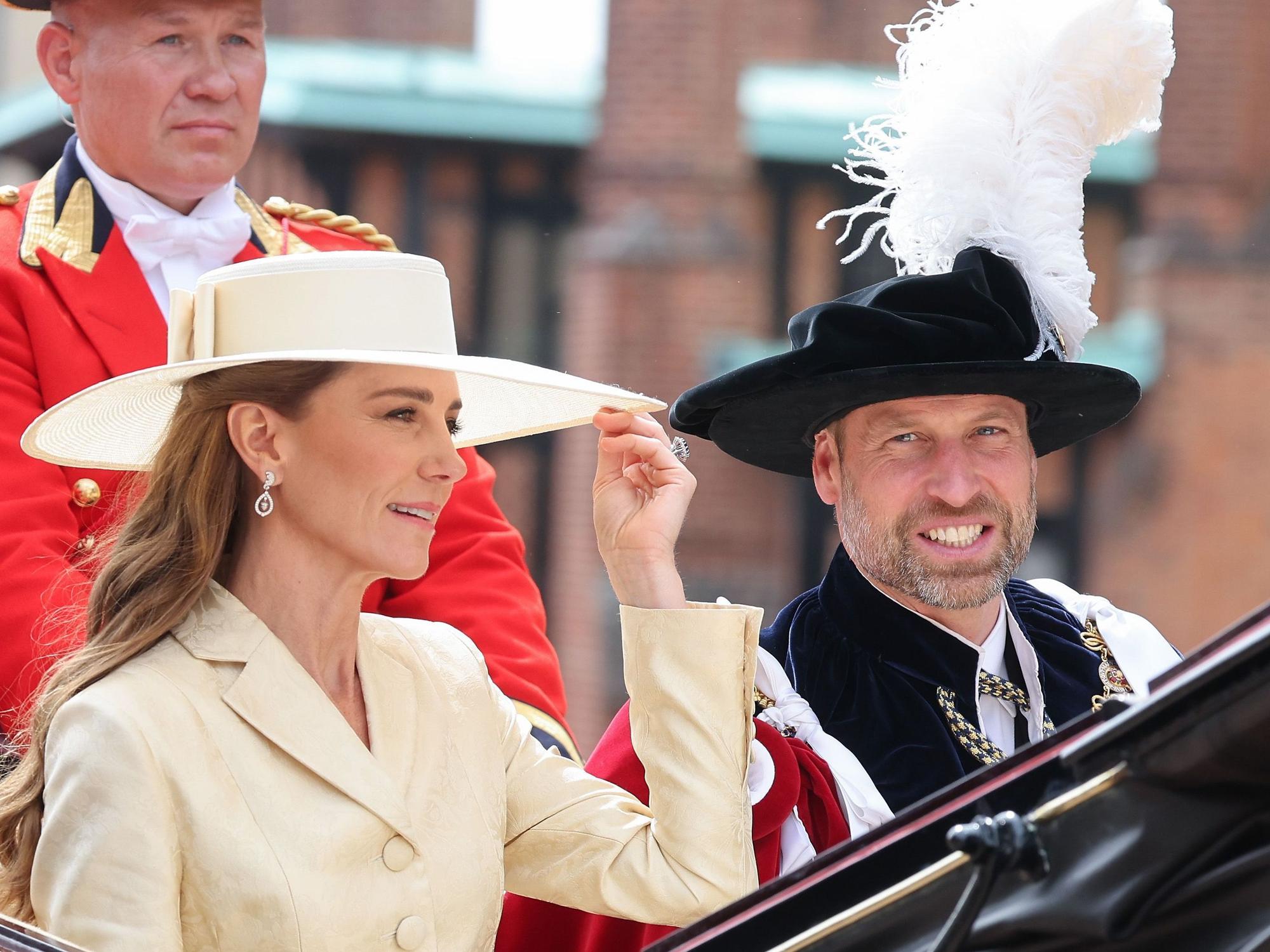 Prinzessin Kate und Prinz William sitzen in der Kutsche.