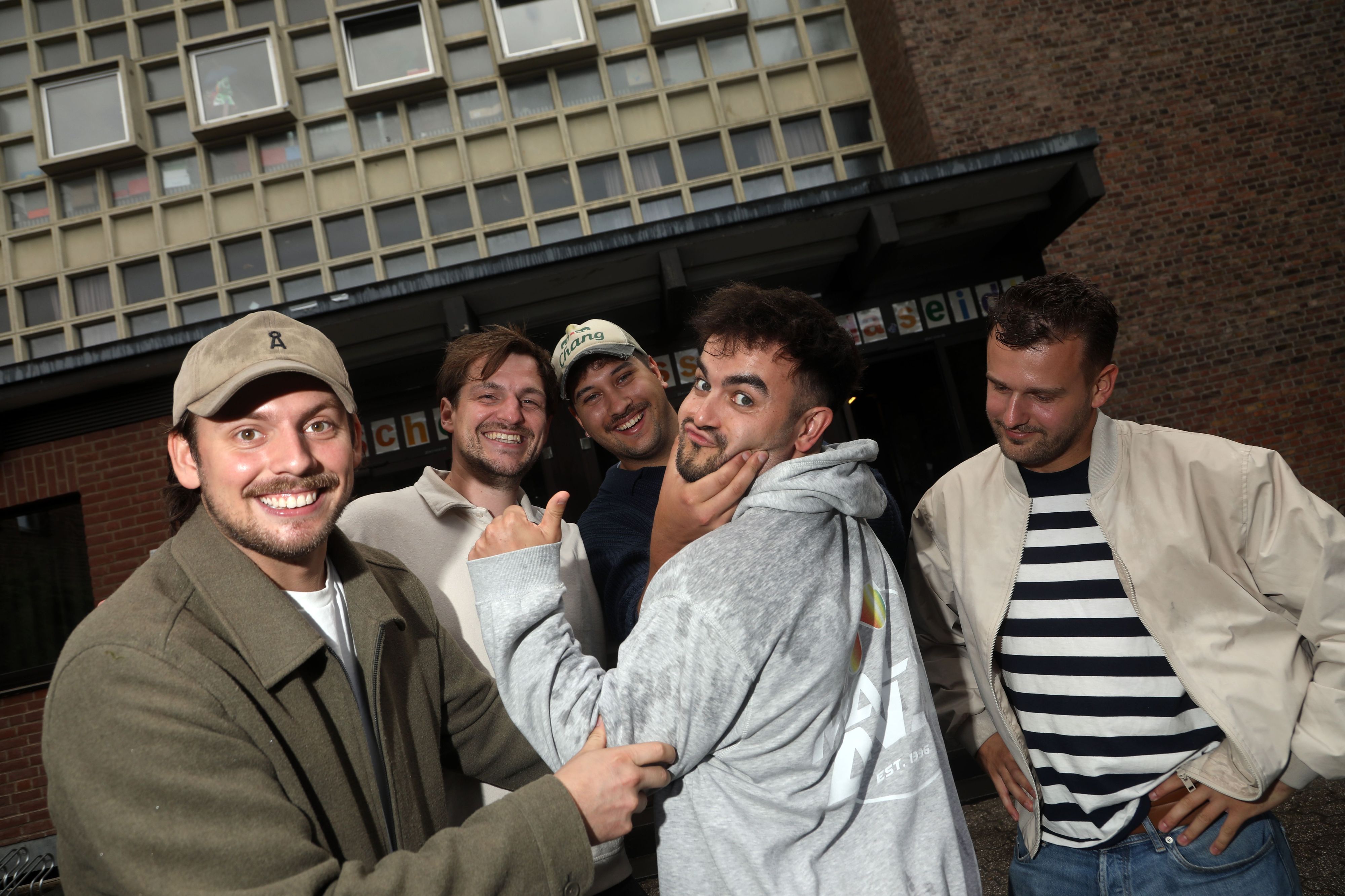 Veedelsspaziergang mit den fünf Jungs von „Malle Anja“, die zu Ballermann-Stars geworden sind.