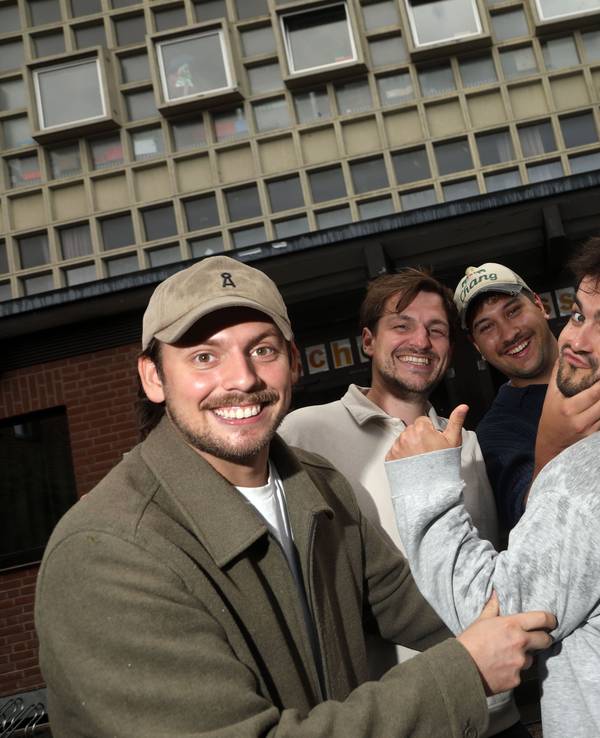 Veedelsspaziergang mit den fünf Jungs von „Malle Anja“, die zu Ballermann-Stars geworden sind.