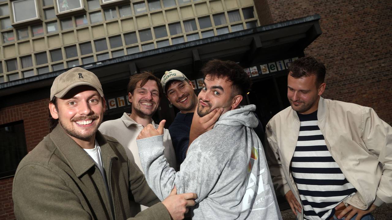 Veedelsspaziergang mit den fünf Jungs von „Malle Anja“, die zu Ballermann-Stars geworden sind.