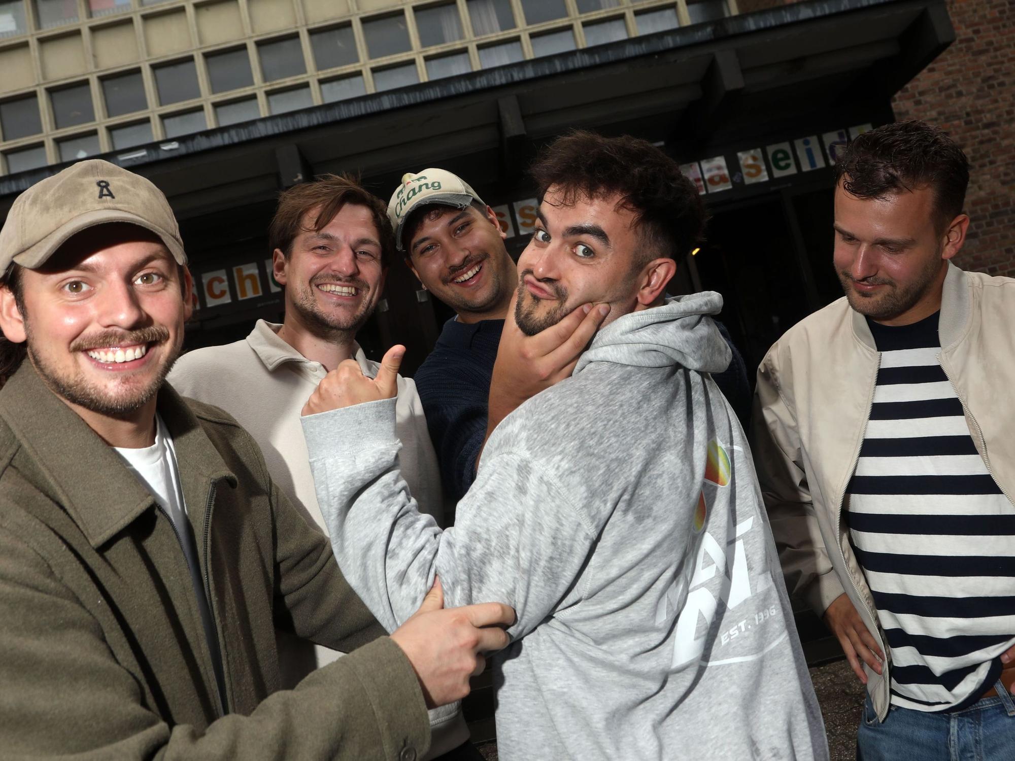 Veedelsspaziergang mit den fünf Jungs von „Malle Anja“, die zu Ballermann-Stars geworden sind.