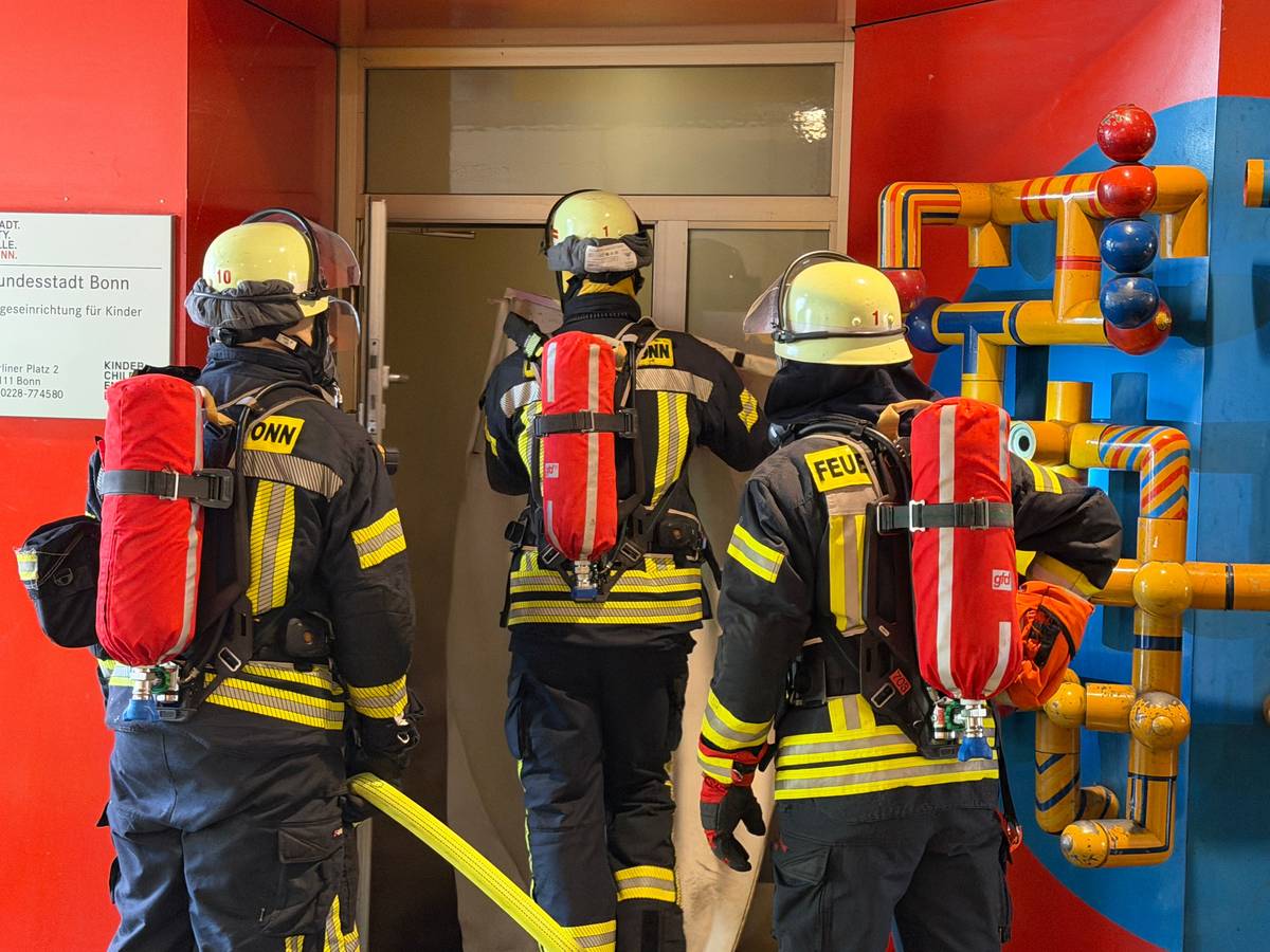 Angriffstrupp der Feuerwehr vor dem Objekt