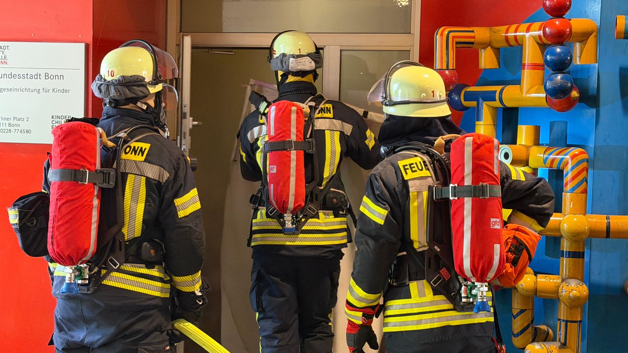 Angriffstrupp der Feuerwehr vor dem Objekt