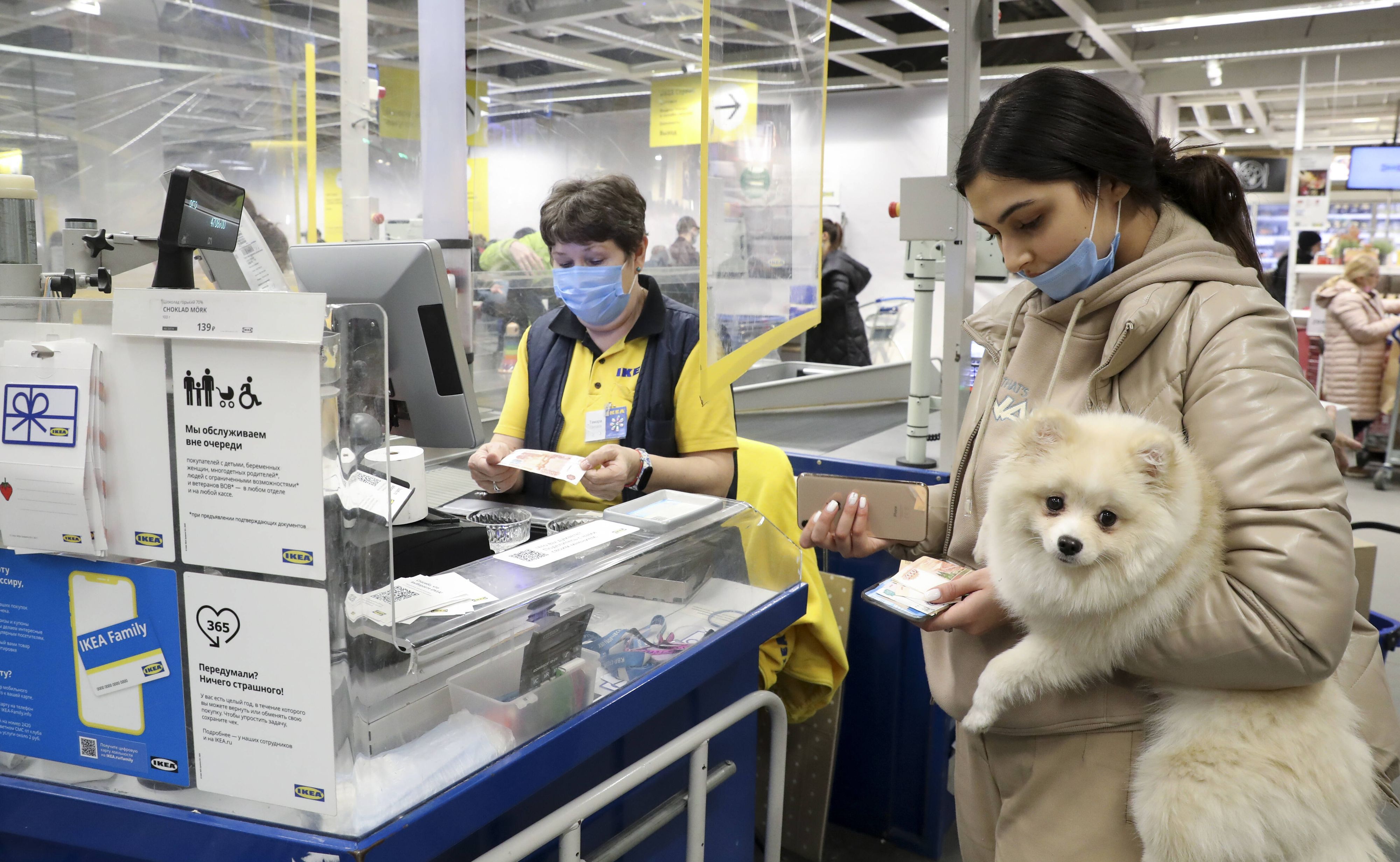 Hunde dürfen seit dem 15. Juni auch in Deutschland mit zu Ikea. Das Foto zeigt eine Filiale in Moskau im Jahr 2021.
