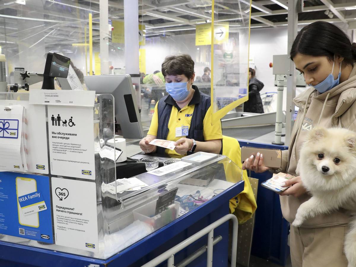 Hunde dürfen seit dem 15. Juni auch in Deutschland mit zu Ikea. Das Foto zeigt eine Filiale in Moskau im Jahr 2021.