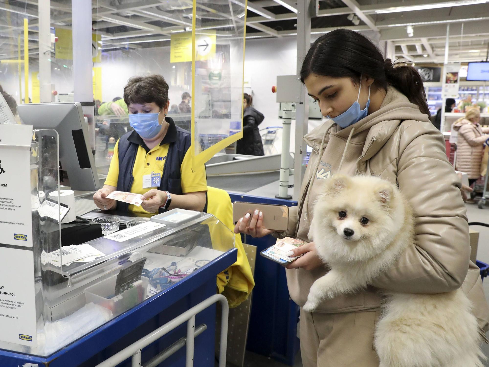 Hunde dürfen seit dem 15. Juni auch in Deutschland mit zu Ikea. Das Foto zeigt eine Filiale in Moskau im Jahr 2021.