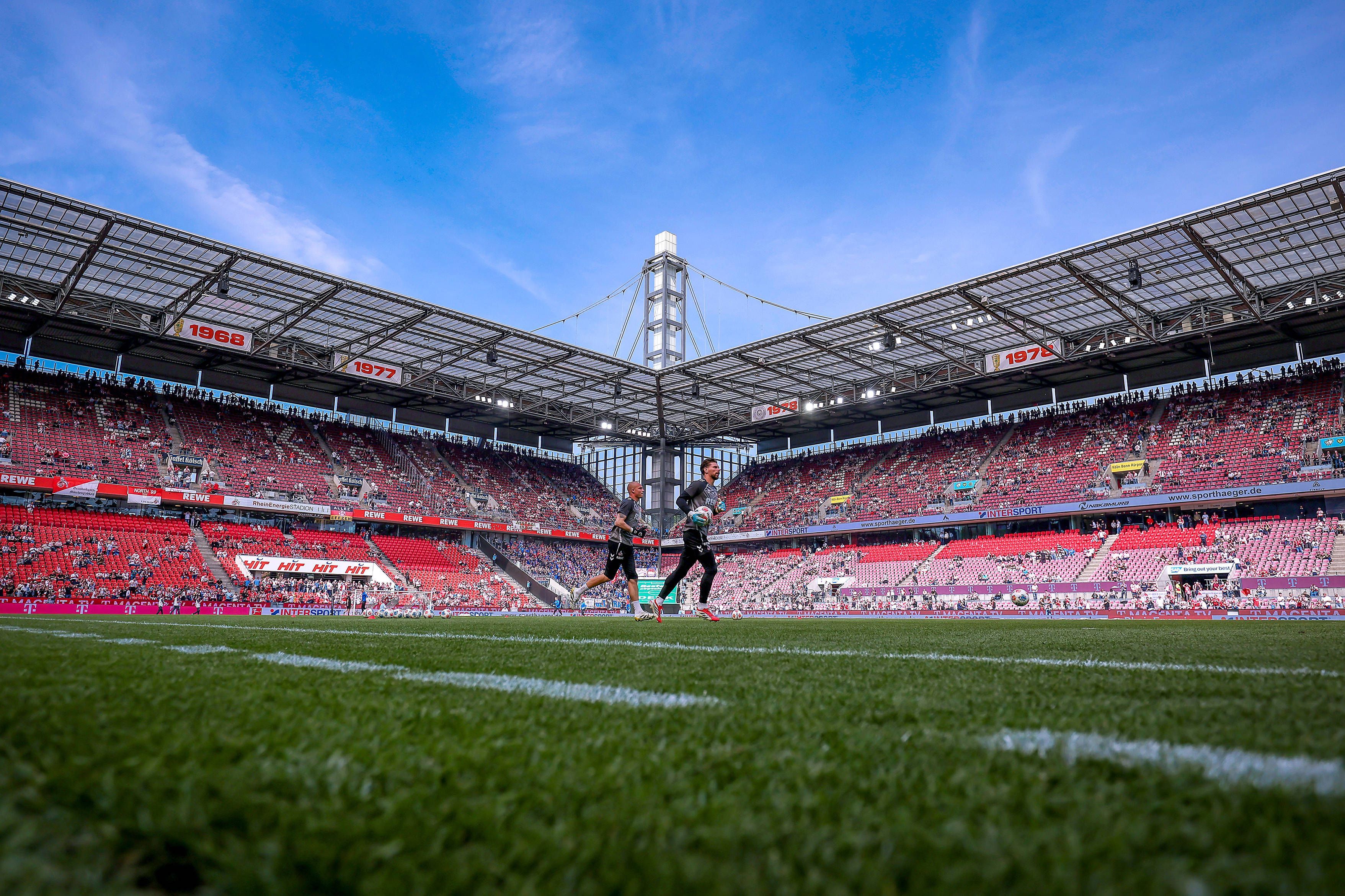 Das Rhein-Energie-Stadion in Köln fasst 50.000 Fans.