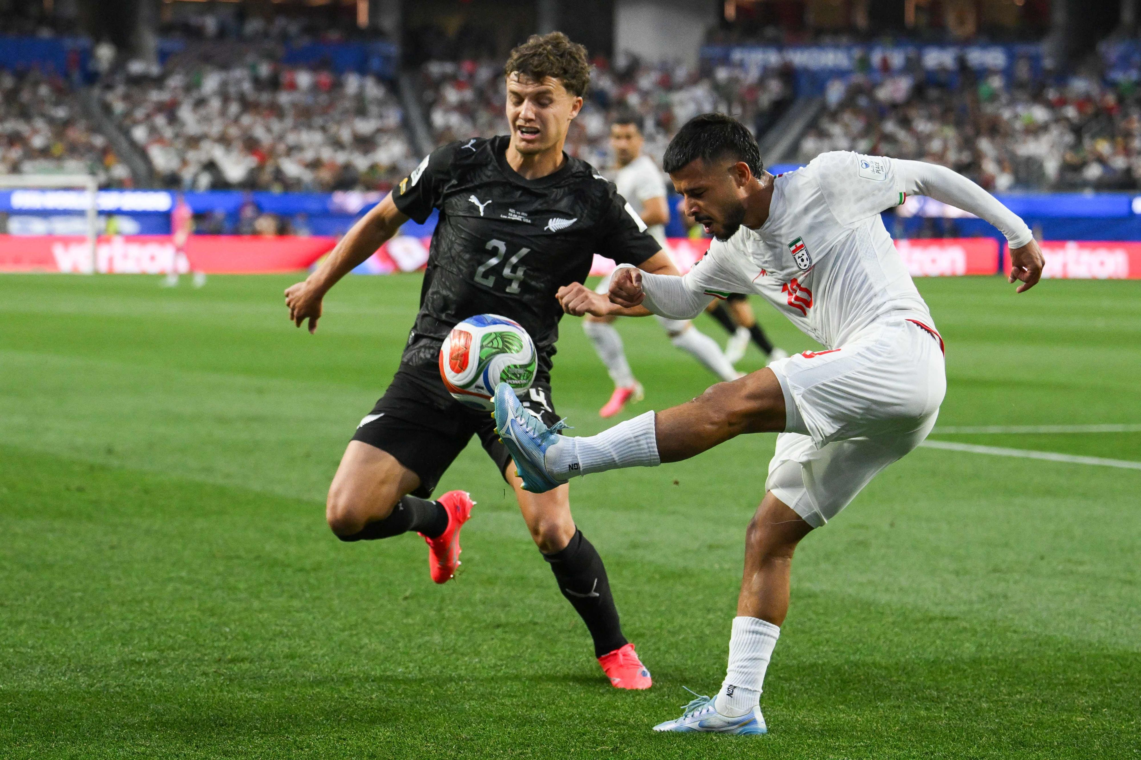Mehdi Ghayedi schießt den Ball an Callan Elliot vorbei.