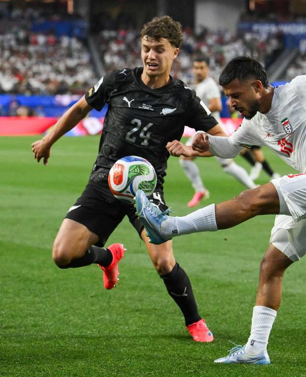 Mehdi Ghayedi schießt den Ball an Callan Elliot vorbei.