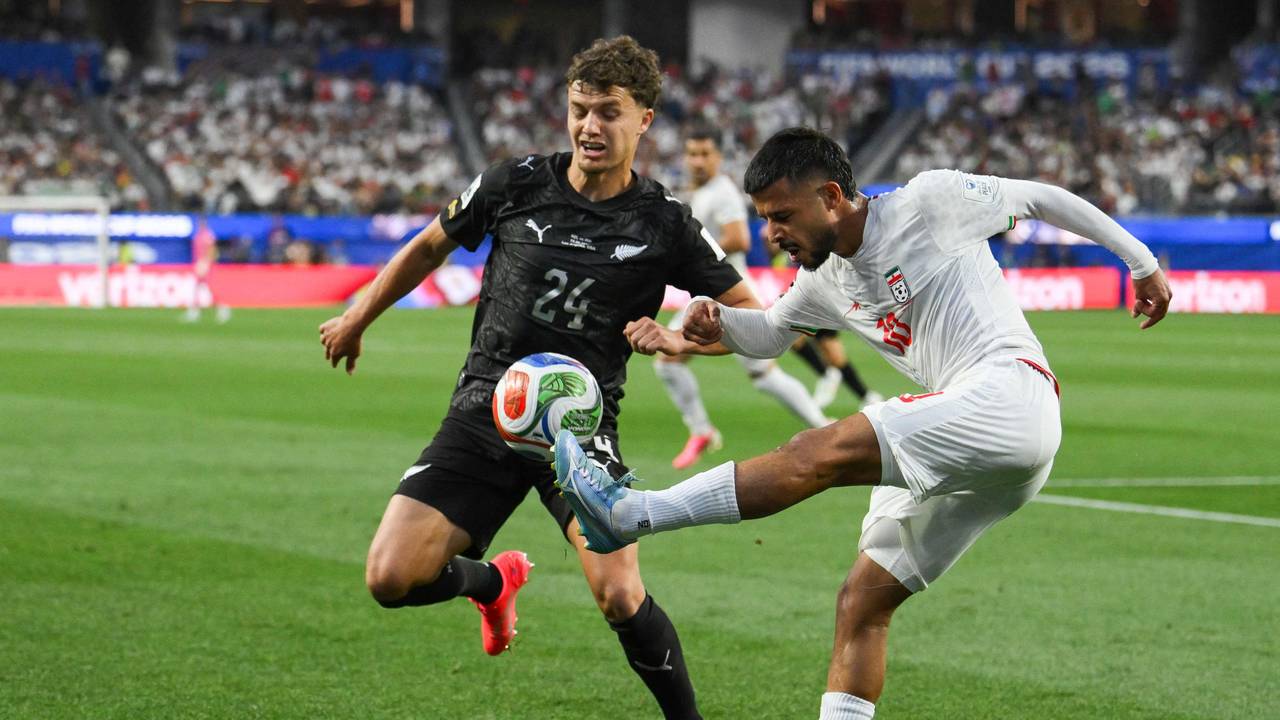 Mehdi Ghayedi schießt den Ball an Callan Elliot vorbei.