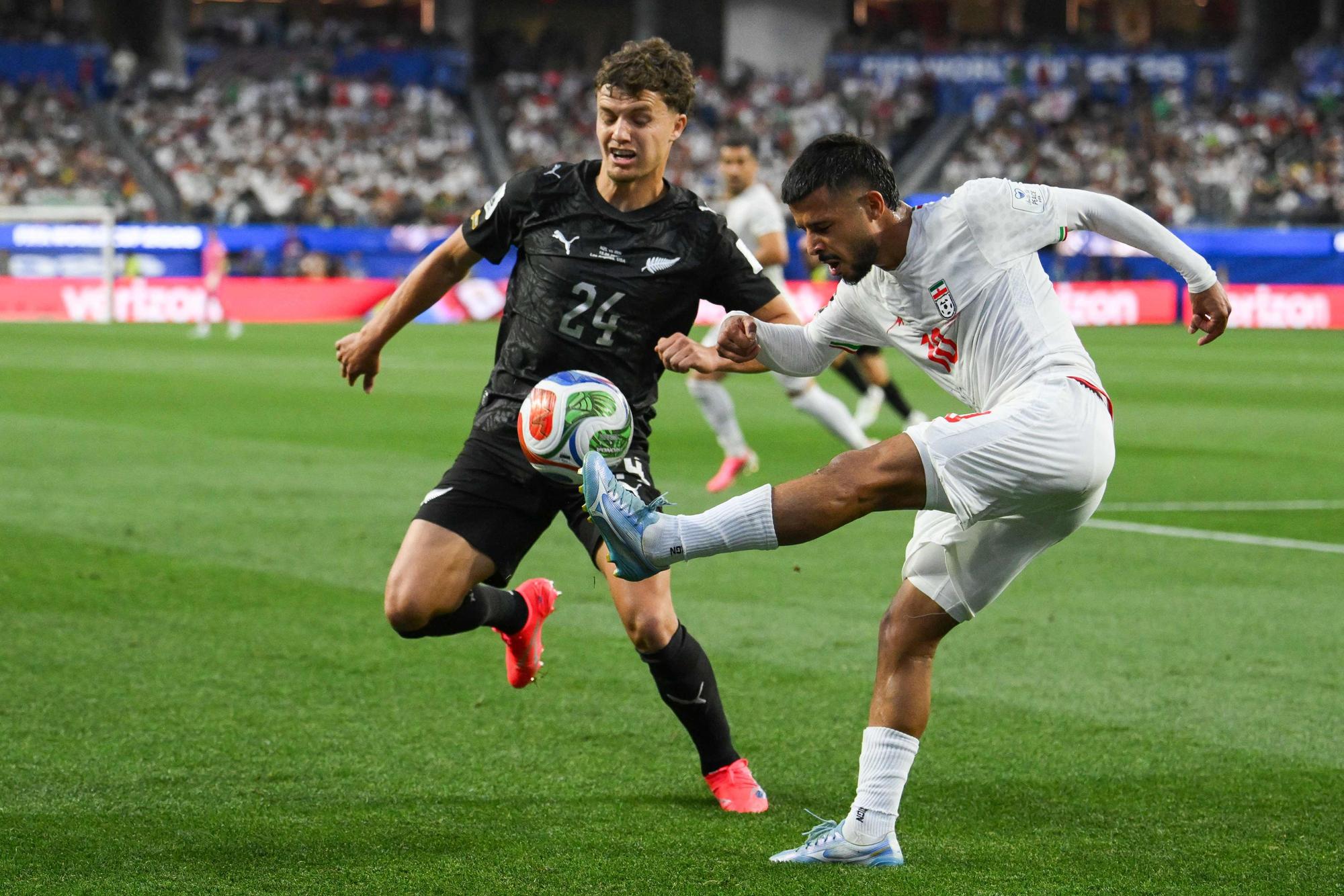 Mehdi Ghayedi schießt den Ball an Callan Elliot vorbei.