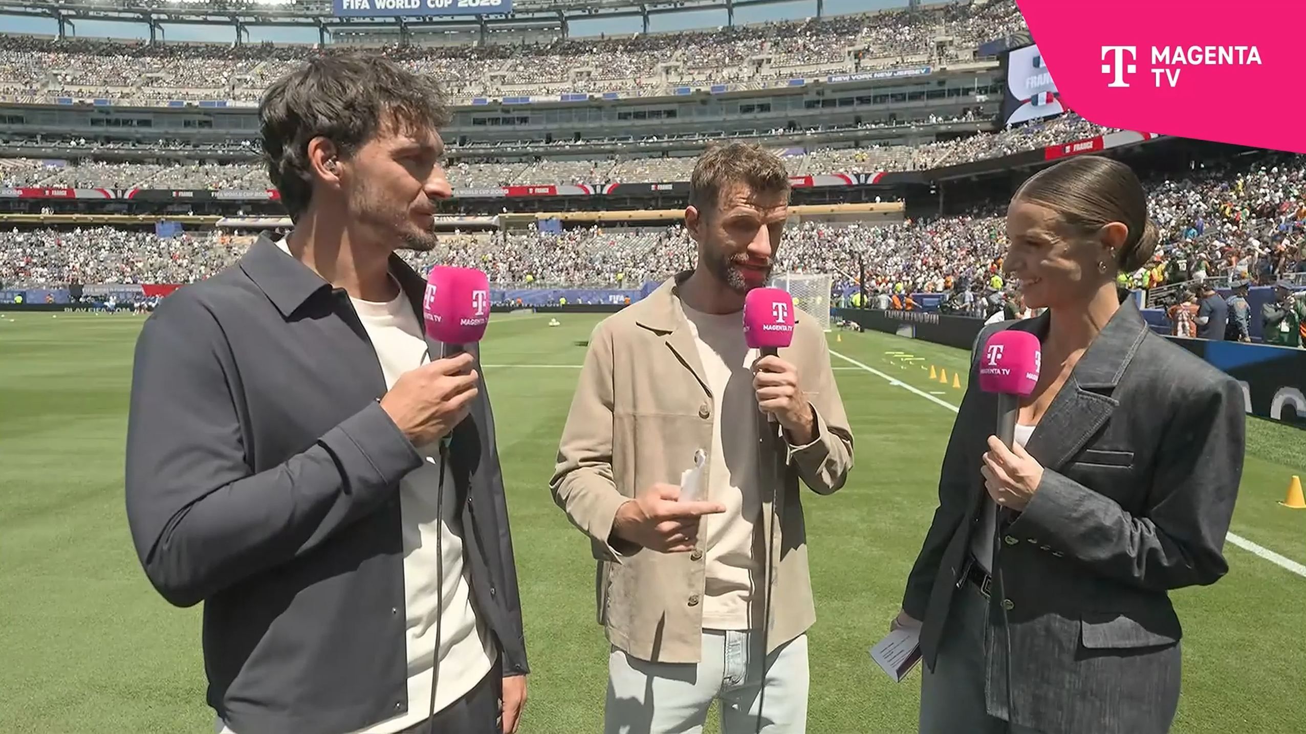 Das Trio bei MagentaTV: Mats Hummels, Thomas Müller und Laura Wontorra