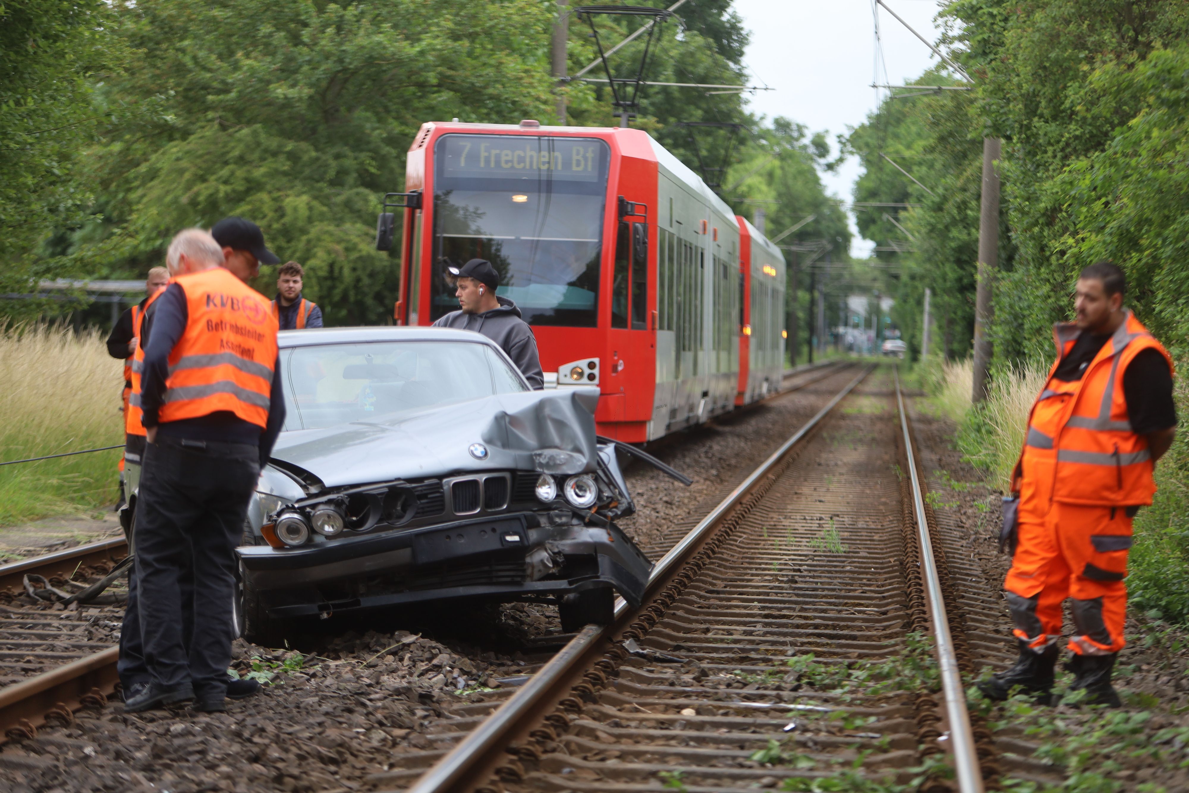 Unfall auf den Gleisen der KVB mit einem Auto.